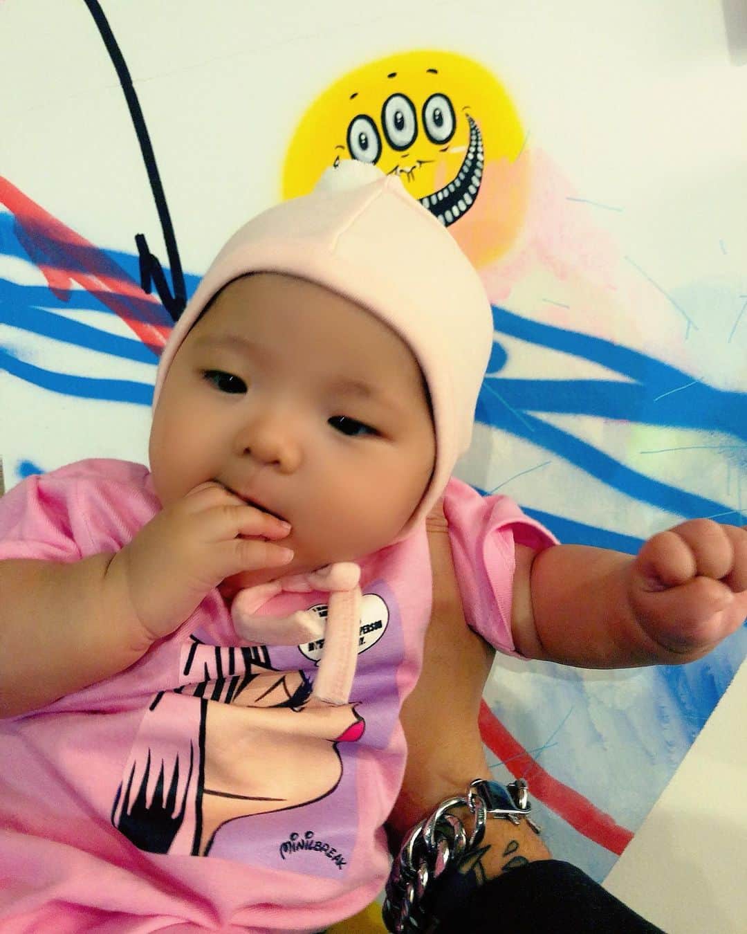 miniさんのインスタグラム写真 - (miniInstagram)「@minilbreak Ariel ootd👶🏽💓💜 パパママとお揃いで着れるシリーズ♡ 大人はロンTで👩🏼👨🏽 @minilbreak のサイトにもUPされました💒 プレゼントなどにもどうぞ♡ #minilbreak #baby #babyootd #ベビー #ベビーロンパース #生後3ヶ月 #カクレモモジリ #ぴちょんくん」10月22日 21時12分 - mini.stagram