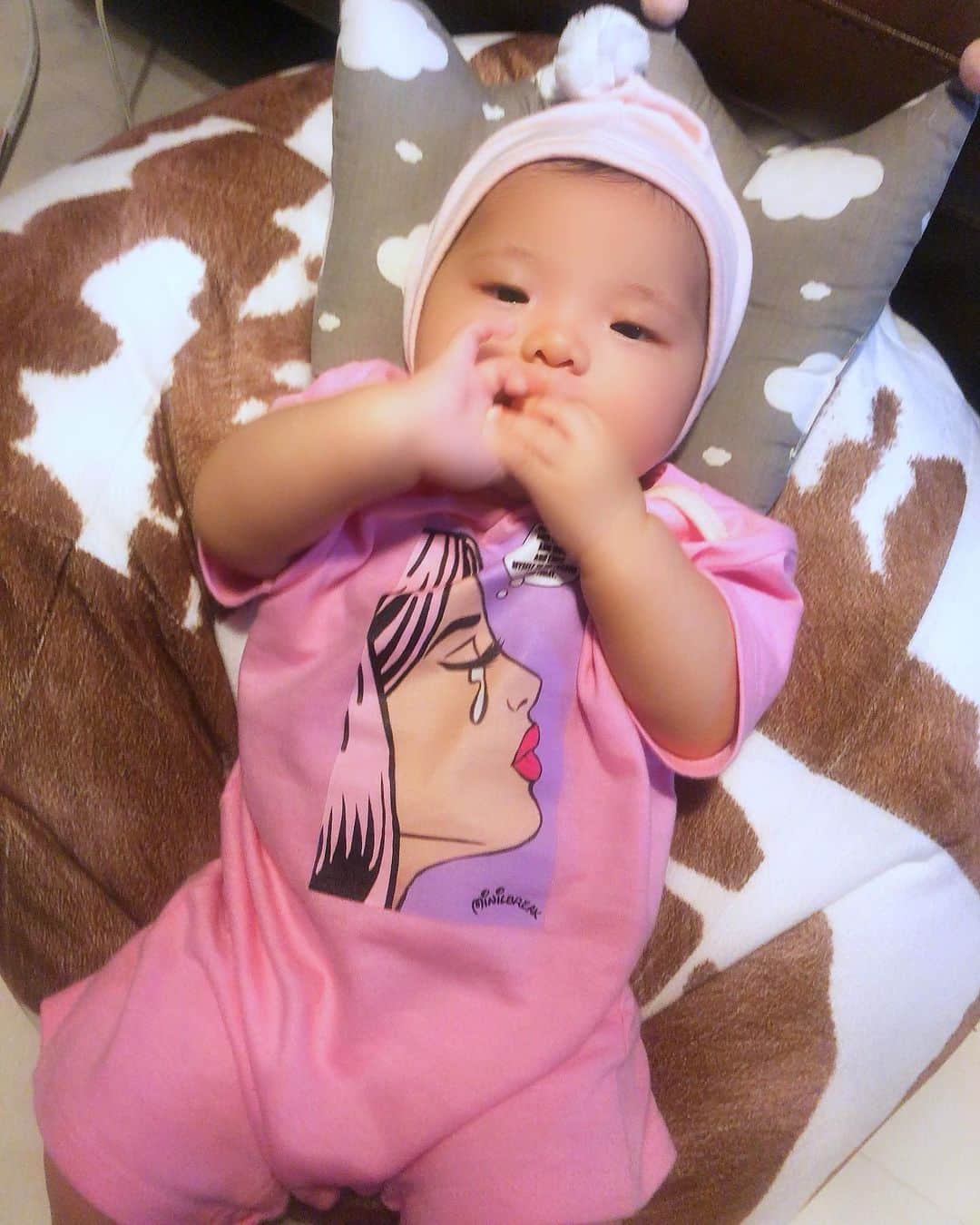 miniさんのインスタグラム写真 - (miniInstagram)「@minilbreak Ariel ootd👶🏽💓💜 パパママとお揃いで着れるシリーズ♡ 大人はロンTで👩🏼👨🏽 @minilbreak のサイトにもUPされました💒 プレゼントなどにもどうぞ♡ #minilbreak #baby #babyootd #ベビー #ベビーロンパース #生後3ヶ月 #カクレモモジリ #ぴちょんくん」10月22日 21時12分 - mini.stagram
