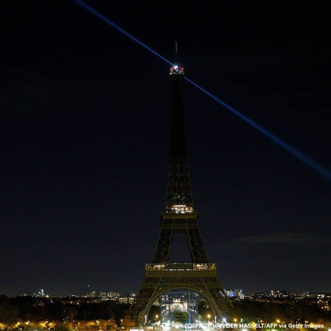 ABC Newsさんのインスタグラム写真 - (ABC NewsInstagram)「The lights of the Eiffel Tower in Paris are switched off during a national homage to French teacher Samuel Paty, a schoolteacher beheaded by a radical Islamist last week after showing caricatures of the prophet of Islam to his class.」10月22日 21時13分 - abcnews