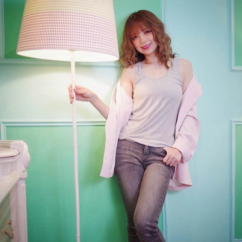 のインスタグラム：「Bさんドラマティックに撮影してくれてありがとうございました🌃🛋✨  デニムがぱつぱつすぎて加工で乗り切った…（笑）  #プルクラ撮影会 #photostudio #ピンク  #ジャケット #denim  #code #グレー #portrait  #jacket #秋  #fashion  #kingrabbits #橘咲良だぞ🌸」