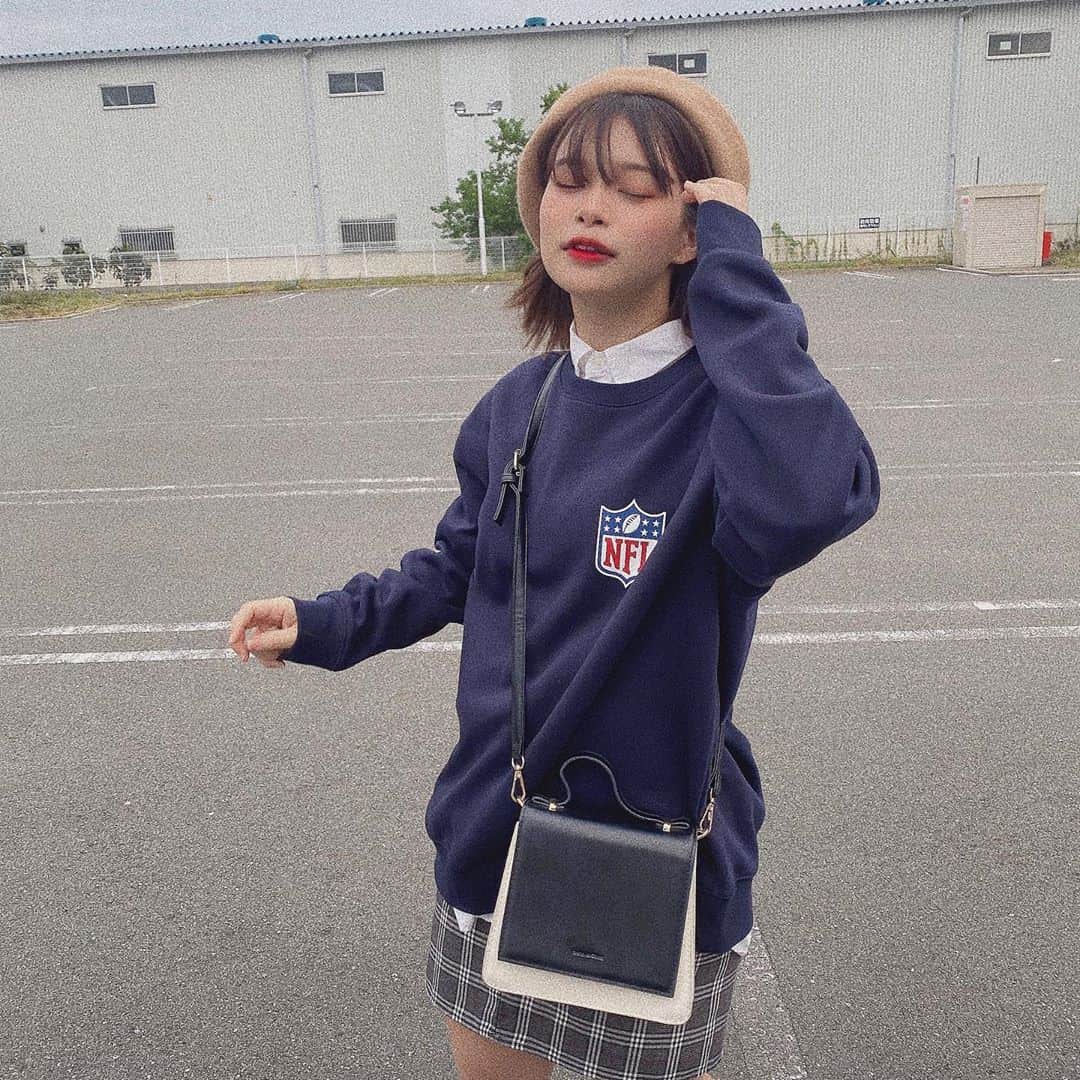 水木あおさんのインスタグラム写真 - (水木あおInstagram)「ちなみにコーデ。 . 最後が一番盛れてるwww 不意のどーゆー顔www . #コーデ #チェックスカート #トレーナー  #トレーナーコーデ #hm #痩せよう #むちむち」10月22日 21時13分 - ao.mizuki