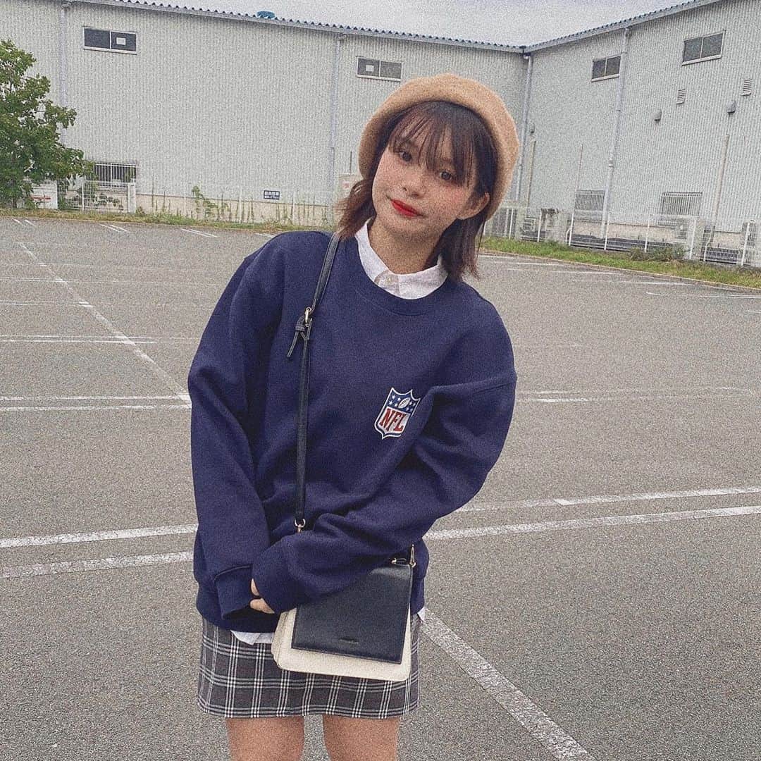 水木あおさんのインスタグラム写真 - (水木あおInstagram)「ちなみにコーデ。 . 最後が一番盛れてるwww 不意のどーゆー顔www . #コーデ #チェックスカート #トレーナー  #トレーナーコーデ #hm #痩せよう #むちむち」10月22日 21時13分 - ao.mizuki
