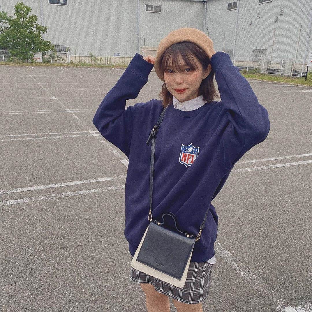 のインスタグラム：「ちなみにコーデ。 . 最後が一番盛れてるwww 不意のどーゆー顔www . #コーデ #チェックスカート #トレーナー  #トレーナーコーデ #hm #痩せよう #むちむち」