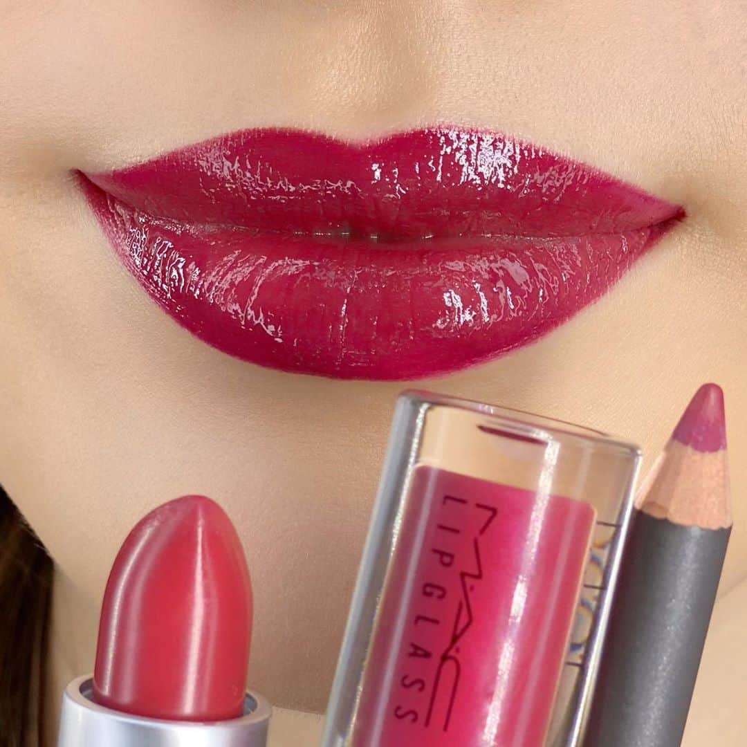 M∙A∙C Cosmetics Japanさんのインスタグラム写真 - (M∙A∙C Cosmetics JapanInstagram)「【明日全国発売！】 3つのリップアイテムをセットしたリップキット💄どんなメイクルックにも使えるブラッシュ(1枚目)と、主役級の口元を作るベリー(2枚目)の2色をラインナップ💋 ㅤ リップペンシルで口角を整え、リップスティックをオン。リップグロスを重ねれば注目を集めるゴージャスな仕上がりに✨ ㅤ ■ファイヤーワーク イット リップ キット ブラッシュ／ベリー(税込7,150円) ㅤ *公式オンライン先行販売中 *10/23(金) 全国発売 10/16(金)より店頭にて事前予約を開始しております。 ㅤ #MACFrostedFirework #MACクリスマスコフレ2020 #MACHoliday #MACCosmeticsJapan #MACCosmetics #MAC #MACコスメ #マックコスメ#メイクプロセス#クリスマスコフレ2020#クリスマスコフレ#MACリップ#リップ#リップメイク#リップスティック#リップケア#リップグロス#ボリューム#ぷっくり#マットリップ#リップマニア」10月22日 21時14分 - maccosmeticsjapan