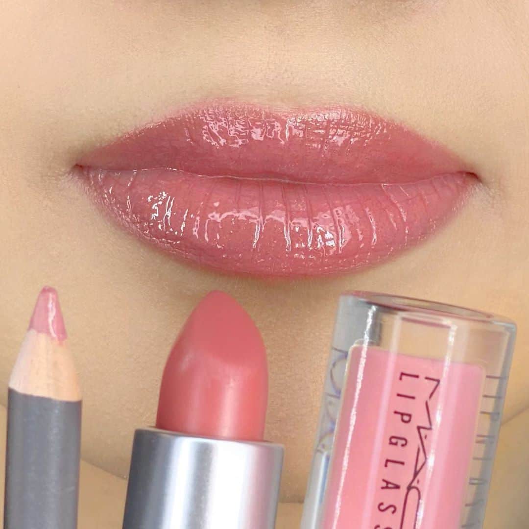 M∙A∙C Cosmetics Japanのインスタグラム：「【明日全国発売！】 3つのリップアイテムをセットしたリップキット💄どんなメイクルックにも使えるブラッシュ(1枚目)と、主役級の口元を作るベリー(2枚目)の2色をラインナップ💋 ㅤ リップペンシルで口角を整え、リップスティックをオン。リップグロスを重ねれば注目を集めるゴージャスな仕上がりに✨ ㅤ ■ファイヤーワーク イット リップ キット ブラッシュ／ベリー(税込7,150円) ㅤ *公式オンライン先行販売中 *10/23(金) 全国発売 10/16(金)より店頭にて事前予約を開始しております。 ㅤ #MACFrostedFirework #MACクリスマスコフレ2020 #MACHoliday #MACCosmeticsJapan #MACCosmetics #MAC #MACコスメ #マックコスメ#メイクプロセス#クリスマスコフレ2020#クリスマスコフレ#MACリップ#リップ#リップメイク#リップスティック#リップケア#リップグロス#ボリューム#ぷっくり#マットリップ#リップマニア」
