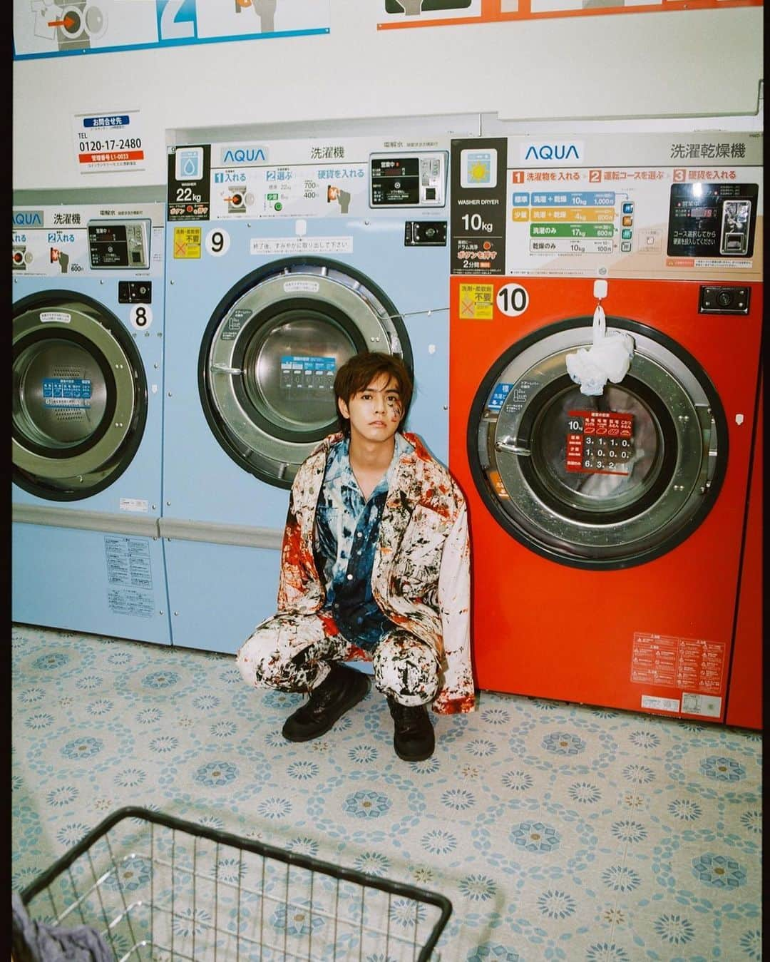 片寄涼太さんのインスタグラム写真 - (片寄涼太Instagram)「TOKYO COIN LAUNDRY…?? 😂😂 @s.r.studio.la.ca  #withmyfavorites# #ExpressMyMind# #Tokyo#  ------------------ ※About 《#withmyfavorites》 Just for fun, I put together my own style with some of my favorite things. With a few amazing creators, we went out on the streets and got some sick snapshots.  Hope you enjoy them!!  ------------------ 僕のお気に入りのアイテムを合わせて 仲間のクリエイター達と遊び感覚でストリートスナップをしました！ 楽しんでいただけたらと思います☻」10月22日 21時26分 - ryota_katayose__official