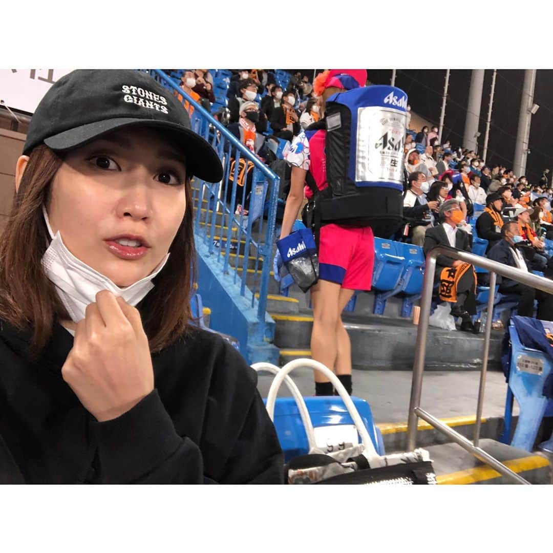 春輝のインスタグラム：「売り子さん風邪ひかないでね:(；ﾞﾟ'ωﾟ'): と伝えたいぐらい屋外のナイターはすっかり寒くなりましたね🥶  強襲があったもののサンチェス無失点で頑張ってくれたり 松原選手はネバネバしたりHR打ったり 岡本様も久しぶりにHR打ったり キャプテンもマルチ打ち続けたり 後続無失点継投したり  内容温かかに神宮納め🐰  それにしても中日の大野投手凄すぎますね🐨👏  #週刊ジャイアンツ#日テレG+ #読売巨人軍#GIANTS#ジャイアンツ#巨人 #NPB#プロ野球#セリーグ#baseball #春輝#haruki」