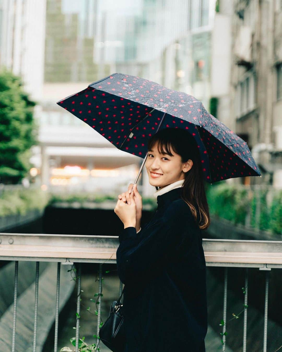 阿部真綾のインスタグラム：「rainy day ③☔️  このシリーズ好評で嬉しい〜〜！！！ ミスコン始まるまで撮影なんてしたことなかったから、本当に貴重な経験をさせて頂いてます🥺  あ〜〜本番来ないで〜〜〜！！！ いやでも来てほしい〜〜！笑 . いつも沢山の応援本当に励みになっています！！！ ぜひ今日の【投票】もお願いします🥺🧡 .  #ミスミスター駒澤コンテスト2020 #ミスコン #駒澤大学 #ミス駒澤 #サロモ #サロンモデル #サロモ受付中 #被写体 #被写体なります #撮影依頼受付中 #ポートレート#ポートレート撮影 #代官山 #雨の日」