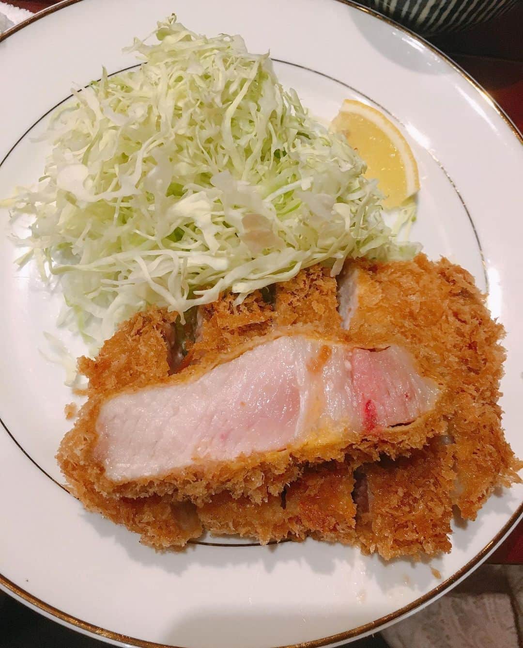 リンリンさんのインスタグラム写真 - (リンリンInstagram)「[西小山　#波止場]特上ヒレ、特上ロース(3000円、2900円)😍市場に出回らないやみ豚を使用したとんがつが食べられるお店✨動画5枚目 . 以前から気になっていたお店に初訪問😊 . こちらでは市場で中々出回らない「やみ豚🐖」を使用した料理が味わえるお店✨ . 今回特上ヒレと特上ロースを注文🐷 . ザックザクの衣に包まれたとんかつは分厚くしっとりとして甘さがほんのりありそのままでも美味しい😋 . 更に卓上のカラシやお塩で食べるとめちゃくちゃ美味しい‼️今回両方食べましたが、個人的に脂多めのロースがオススメ👍ただ脂多めなので人によってキツくなるかも🐖 . お店の方も丁寧な接客だし店構えや店内の雰囲気も良くとっても美味しいので気になる方は是非☺️❤️ . 皆様ありがとうございました😊 @kojikoji.enjoygourmet @r___0816  @midori.0603.3 @everydayfoodfighter   —————📍〜お店情報〜📍————— ＜店名と最寄駅＞ 波止場。西小山駅から徒歩2分。 . 🏠<住所＞ 東京都目黒区原町1-3-15 . ⏰<営業時間> [ランチ] 11:30〜14:15（L.O.13:45) [ディナー] 17:30〜21:30（L.O.21:00）  ［土曜日 日曜日 祝日］ ランチ 11:30〜15:00 LO14:30 ディナー 17:00〜20:30 LO20:00 . 🗓<定休日> 不定休 .」10月22日 21時19分 - rinrin99999