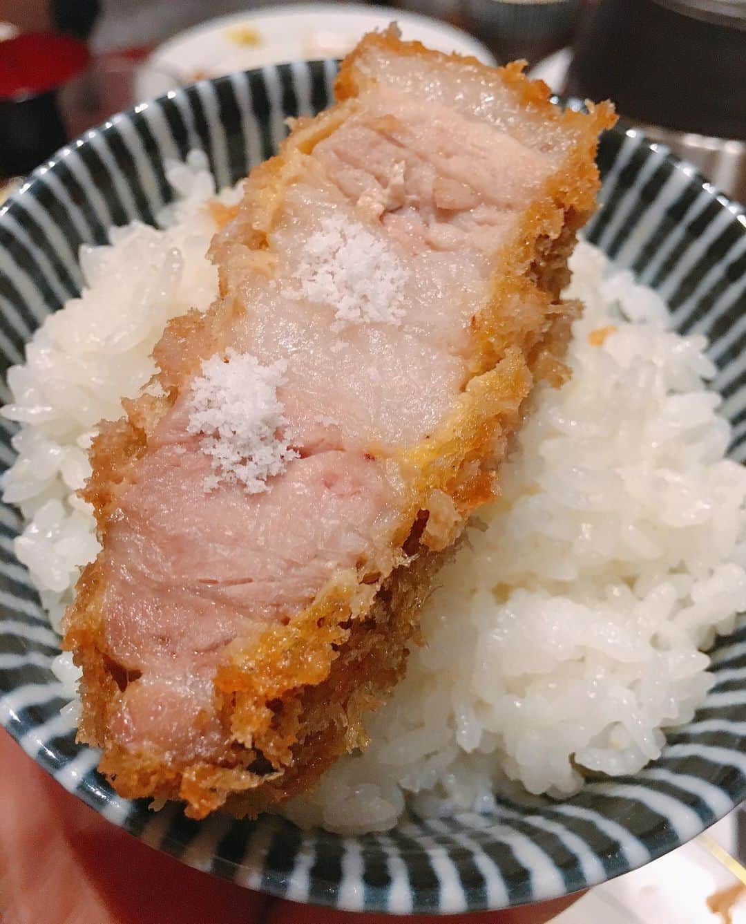 リンリンさんのインスタグラム写真 - (リンリンInstagram)「[西小山　#波止場]特上ヒレ、特上ロース(3000円、2900円)😍市場に出回らないやみ豚を使用したとんがつが食べられるお店✨動画5枚目 . 以前から気になっていたお店に初訪問😊 . こちらでは市場で中々出回らない「やみ豚🐖」を使用した料理が味わえるお店✨ . 今回特上ヒレと特上ロースを注文🐷 . ザックザクの衣に包まれたとんかつは分厚くしっとりとして甘さがほんのりありそのままでも美味しい😋 . 更に卓上のカラシやお塩で食べるとめちゃくちゃ美味しい‼️今回両方食べましたが、個人的に脂多めのロースがオススメ👍ただ脂多めなので人によってキツくなるかも🐖 . お店の方も丁寧な接客だし店構えや店内の雰囲気も良くとっても美味しいので気になる方は是非☺️❤️ . 皆様ありがとうございました😊 @kojikoji.enjoygourmet @r___0816  @midori.0603.3 @everydayfoodfighter   —————📍〜お店情報〜📍————— ＜店名と最寄駅＞ 波止場。西小山駅から徒歩2分。 . 🏠<住所＞ 東京都目黒区原町1-3-15 . ⏰<営業時間> [ランチ] 11:30〜14:15（L.O.13:45) [ディナー] 17:30〜21:30（L.O.21:00）  ［土曜日 日曜日 祝日］ ランチ 11:30〜15:00 LO14:30 ディナー 17:00〜20:30 LO20:00 . 🗓<定休日> 不定休 .」10月22日 21時19分 - rinrin99999