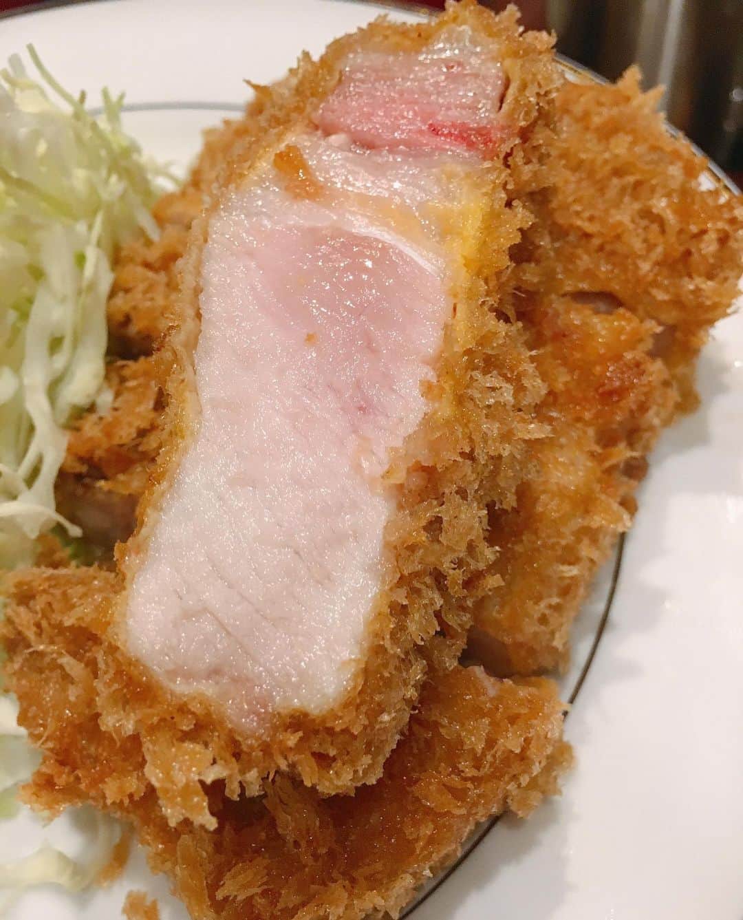 リンリンさんのインスタグラム写真 - (リンリンInstagram)「[西小山　#波止場]特上ヒレ、特上ロース(3000円、2900円)😍市場に出回らないやみ豚を使用したとんがつが食べられるお店✨動画5枚目 . 以前から気になっていたお店に初訪問😊 . こちらでは市場で中々出回らない「やみ豚🐖」を使用した料理が味わえるお店✨ . 今回特上ヒレと特上ロースを注文🐷 . ザックザクの衣に包まれたとんかつは分厚くしっとりとして甘さがほんのりありそのままでも美味しい😋 . 更に卓上のカラシやお塩で食べるとめちゃくちゃ美味しい‼️今回両方食べましたが、個人的に脂多めのロースがオススメ👍ただ脂多めなので人によってキツくなるかも🐖 . お店の方も丁寧な接客だし店構えや店内の雰囲気も良くとっても美味しいので気になる方は是非☺️❤️ . 皆様ありがとうございました😊 @kojikoji.enjoygourmet @r___0816  @midori.0603.3 @everydayfoodfighter   —————📍〜お店情報〜📍————— ＜店名と最寄駅＞ 波止場。西小山駅から徒歩2分。 . 🏠<住所＞ 東京都目黒区原町1-3-15 . ⏰<営業時間> [ランチ] 11:30〜14:15（L.O.13:45) [ディナー] 17:30〜21:30（L.O.21:00）  ［土曜日 日曜日 祝日］ ランチ 11:30〜15:00 LO14:30 ディナー 17:00〜20:30 LO20:00 . 🗓<定休日> 不定休 .」10月22日 21時19分 - rinrin99999