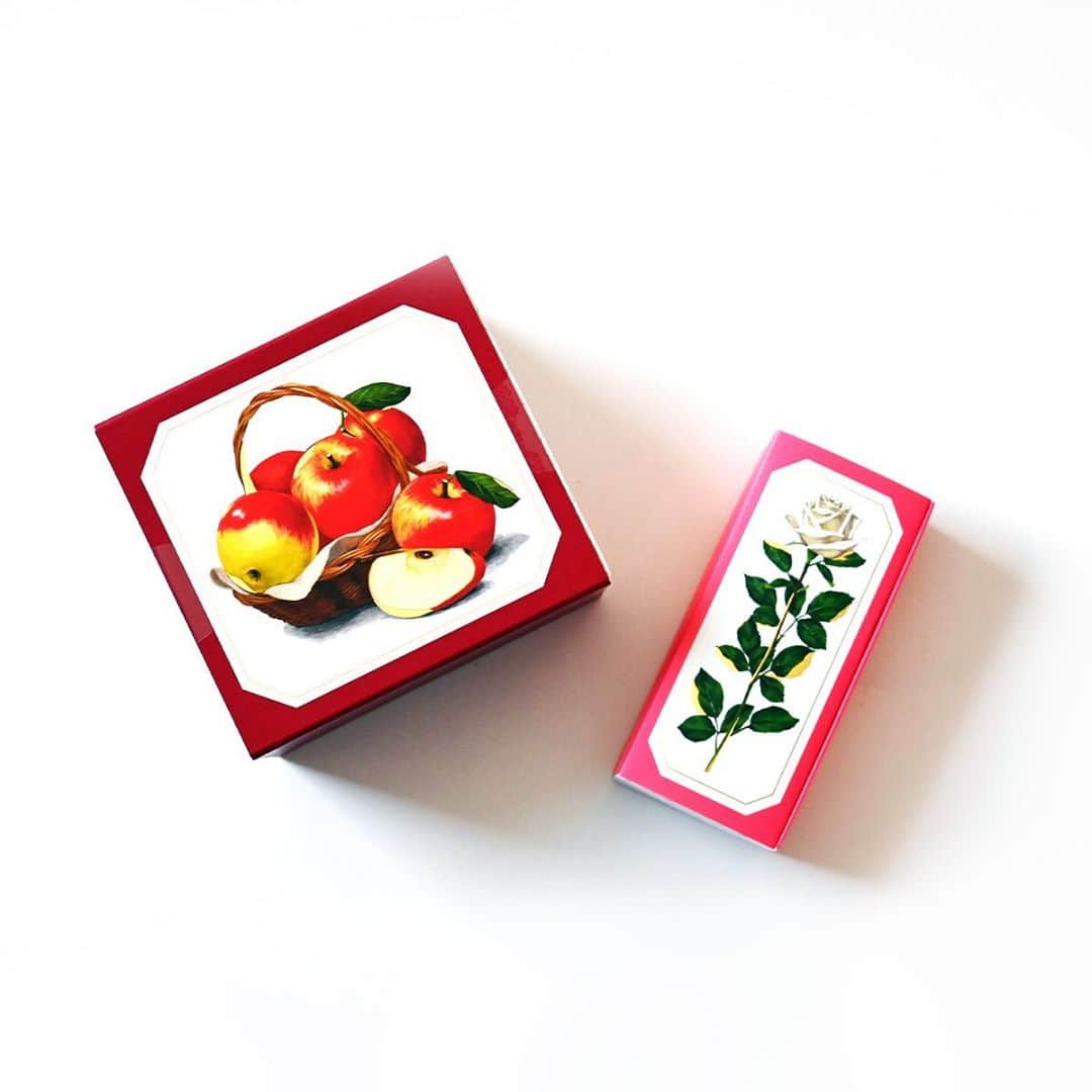 haconiwa / 箱庭のインスタグラム：「洋菓子ブランド「ルルメリー」から、先日新たに登場した「季節のショコラサブレ（林檎）」と、これから販売される限定パッケージをご紹介！﻿ ﻿ 季節限定ショコラサブレは秋らしい林檎を使用したお味。パッケージの色やイラストも普段とは違った雰囲気に仕上がっています。﻿ ﻿ 鮮やかなピンクが特徴の限定パッケージは、11/5〜9日に伊勢丹新宿で開催されるイベント「actegrrrl」でのみゲットできる特別なお箱。数量限定のため、気になる方はお早めに手にとってみてくださいさいね〜！﻿ ﻿ #ルルメリー #ショコラサブレ #メリーチョコレート #伊勢丹新宿 #acutegrrrl #チョコレート」