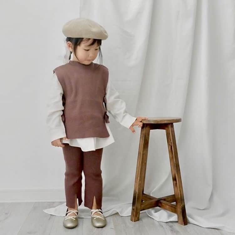 petit mainさんのインスタグラム写真 - (petit mainInstagram)「.﻿ 🤎ママとお揃い🤎﻿ ﻿ 女の子ママならちょっと、とっても、気になるお揃いコーデ。﻿ お子さまとお揃いできるのは今だけかもしれません。﻿ 思いきってきてみたら意外としっくり、さらりと着れますよ！﻿ ﻿ ﻿ トレンド感のあるトップスとベーシックなニットパンツでセットアップ見せ！﻿ 1枚着るだけでスタイルが決まります。ニットパンツは着まわしもきく便利アイテムです。﻿ ﻿ 〈 girl - petit main- 〉﻿ ﻿ 9603223 リブニットベスト×スタンドカラーシャツセット ￥3,630 (税込)﻿ サイズ S（80-90㎝）・M（100-110㎝）・L（120-130㎝）﻿ ﻿ 9603116 フロントスリットニットパンツ ¥2,530（税込）﻿ サイズ 80-130㎝﻿ ﻿ 9603403 フェイクレザーバレエシューズ ￥2,860 (税込)﻿ サイズ 14-19㎝﻿ ﻿ ﻿ 〈mama - petit main LIEN - 〉﻿ ﻿ 3303223 ロングニットベスト＋ブラウスセット ¥5,390（税込）﻿ サイズ F﻿ ﻿ 3303116 フロントスリットニットパンツ ¥3,190（税込）﻿ サイズ F﻿ ﻿ ﻿ ﻿ 公式アンバサダー：wakanaちゃん﻿ @wacheri05﻿ モデル： 95㎝﻿ 着用：100㎝﻿ ﻿ ﻿ ﻿ ※入荷、在庫状況は店舗によって異なる場合がございます。お近くの店舗にお問い合わせ下さい。﻿ ※オンラインの入荷は1週間ほど遅れます。入荷・在庫状況について詳しくはナルミヤオンラインまでお問い合わせ下さい。﻿ @narumiyaonline_official ﻿ ﻿ ﻿ ﻿ ﻿ #petitmain #プティマイン #プティキッズ #プティの新作 #ナルミヤオンライン #narumiyaonline #女の子ベビー #男の子ベビー #むすめふく #むすこーで #おうち時間 #子どものいる暮らし #赤ちゃんのいる暮らし #子育てグラム #instafashion #instagood #リンクコーデ #ママとお揃い #キッズとお揃い」10月22日 21時21分 - petitmain_official