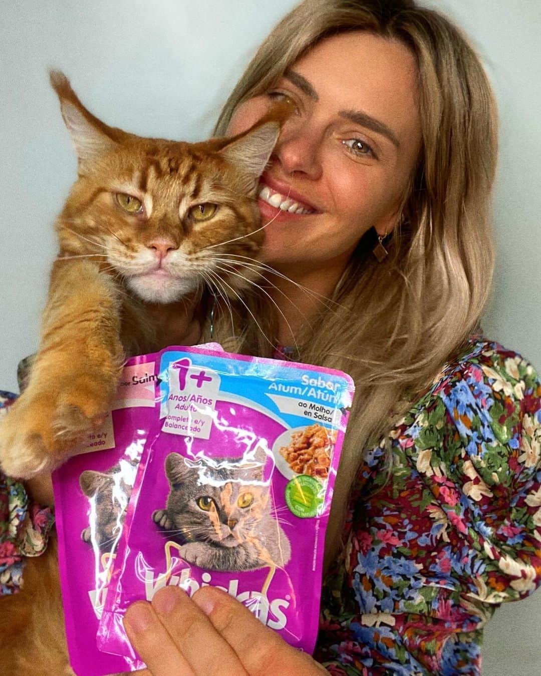 カロライナディークマンのインスタグラム：「Ele acordou mais feliz hoje porque agora somos do time de embaixadores da marca Whiskas®,  a comida preferida dele! miaaaaaau!!! Já é mimado... agora então,  ninguém segura!  #ad @meugatowhiskas」