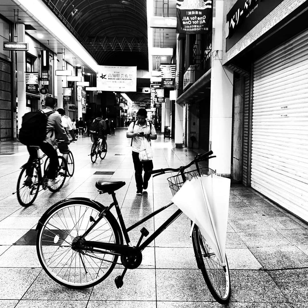 naotakeのインスタグラム：「自転車 - Bicycles / iPhone XR & Snapseed, 20201023 . . 椅子に座りっぱなしの一日。トラブルがなかったことの証だが、身体はなまった気がする。 . . #spicollective #royalsnappingartists #infamous_family #rsa_main #infinity_photo_cult #2_fineart #jp_gallery_member #jp_gallery_bnw #trb_bnw #wp_bnw  #bnw_life #bnwlife_member #bnw_life_shots #bnw_captures #world_bnw #top_bnw #team_jp_ #team_jp_モノクロ #ig_energy_bw #ig_nihon #streetphotographybnw #igersjp #blackandwhite #bnw #bnwphoto #monochrome #bw #bnwphotography #ShotOniPhone #shotoniphoneXR」