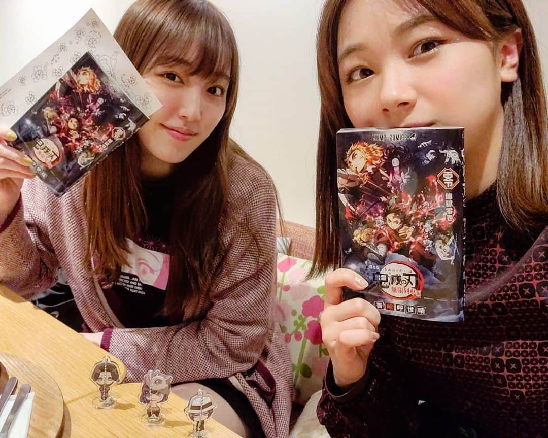 石田亜佑美さんのインスタグラム写真 - (石田亜佑美Instagram)「譜久村聖さんと！ . . . 劇場版「鬼滅の刃」無限列車編 . 見ました… 泣いた… 興奮した… . . 鑑賞後はその興奮のまま ２人でガチャガチャをして 私は #鬼舞辻無惨 さま 譜久村さんは #嘴平伊之助 #珠世 さん . アクキーはご飯と並べて…💙 . . #鬼滅の刃 #無限列車編  #映画 #映画鑑賞 #ガチャガチャ  #アクリルキーホルダー #アクキー  #あゆみずき #譜久村聖 さん #石田亜佑美 #morningmusume20 #モーニング娘20」10月22日 21時24分 - ayumi_ishida.official