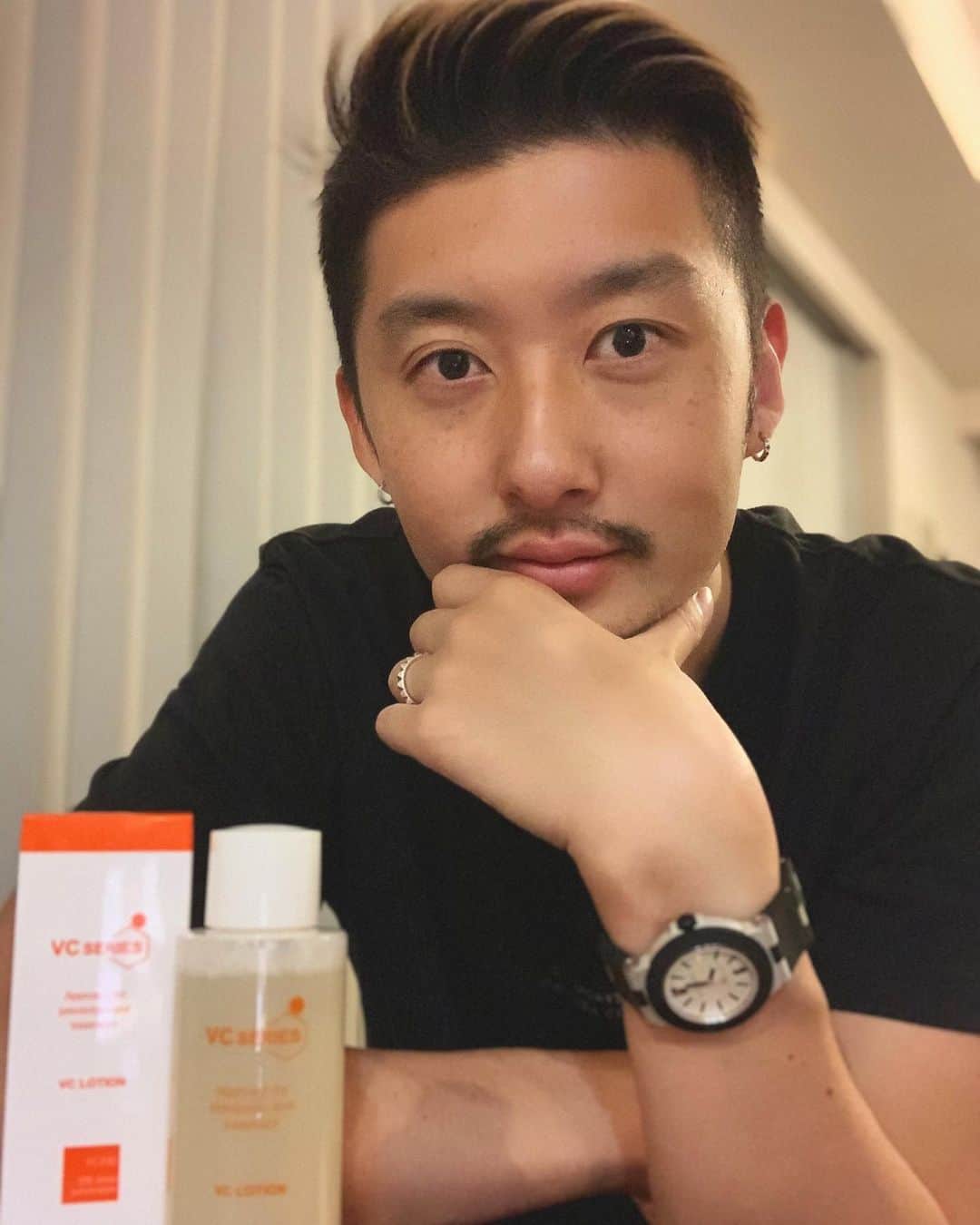 柴田翔平のインスタグラム：「男ニキビはこれがオススメ！ 最近見つけた肌ケアアイテム！ 生活習慣がわるい時に出来てしまう大人ニキビ🤦 しかも一度出来ると再発しやすくて厄介、、🤦‍♂️ なんかないかなーと思って探してたらこのVCシリーズを見つけてしまった！ しかもこのVCシリーズはニキビを治すだけでなく、ニキビができにくくなるよう、肌質の改善もしてくれるみたいでこの時期からの乾燥肌にも効いてきた！！  #シーボディ　#VCスターターセット　#ニキビ対策　#ニキビケア#美容男子」