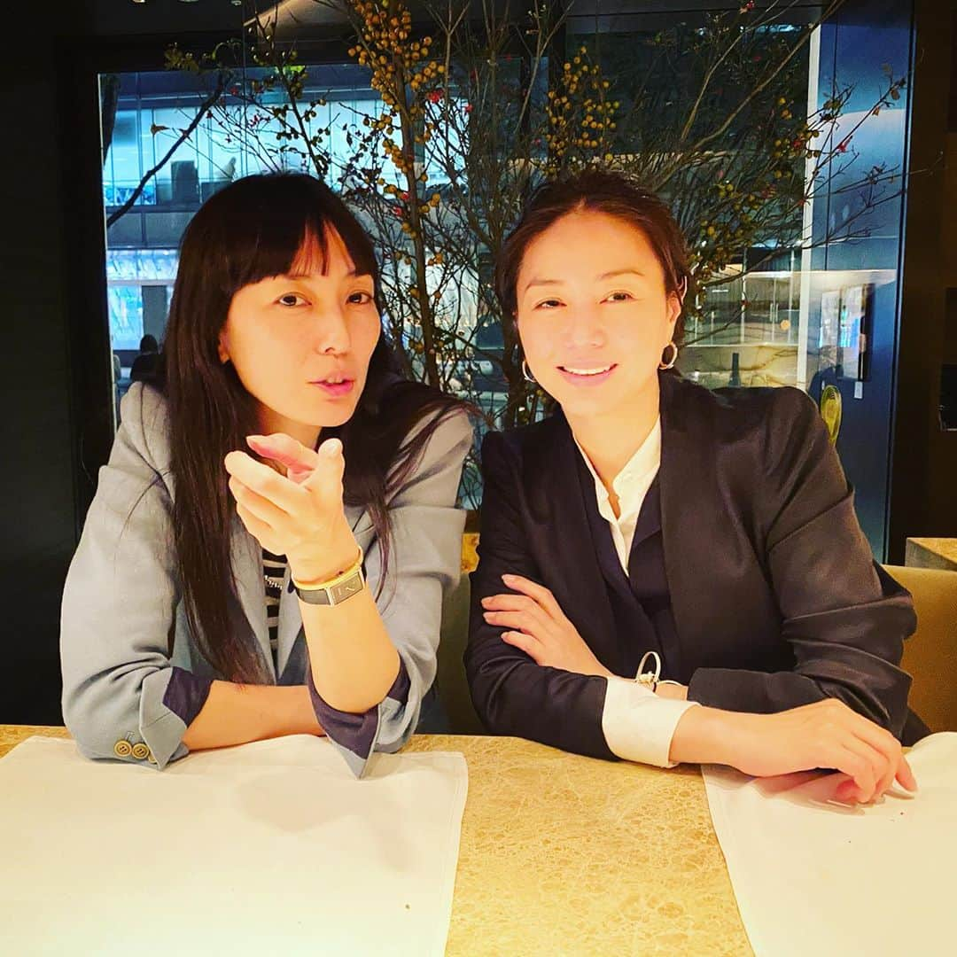 板谷由夏 さんのインスタグラム写真 - (板谷由夏 Instagram)「ほらぁ、ちゃんとカメラ見て！って 言ったら、ちゃんと見てる井川遥 って写真。え？見てる？見てない？ 短い時間、パッと会って パッと解散。喋る内容は濃い濃い大会。 いつもありがと。」10月22日 21時33分 - yukaitaya