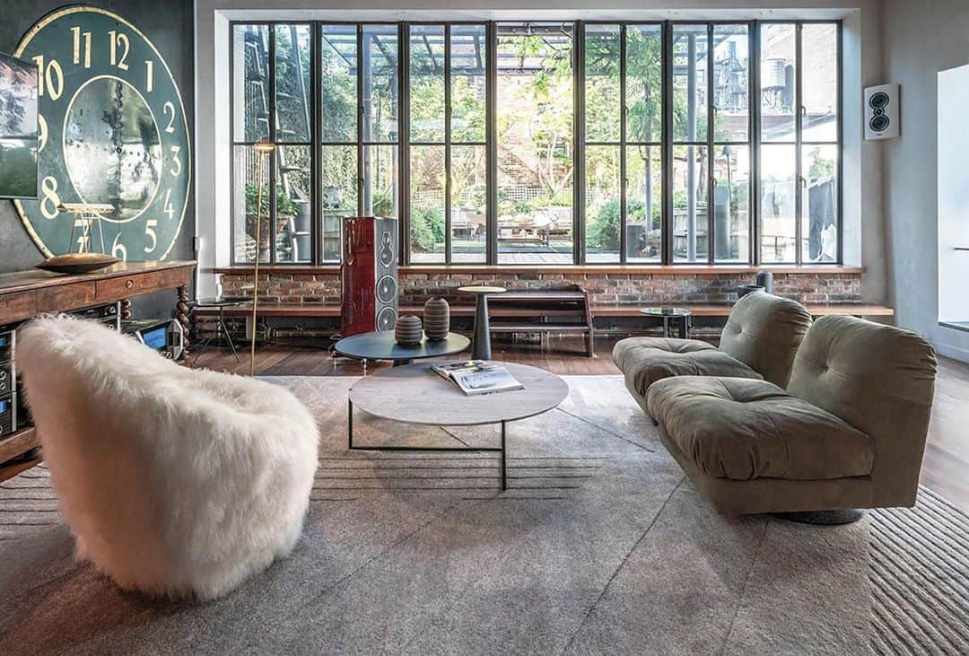 Baxterのインスタグラム：「Baxter collides with the worlds of audio and design, outfits the ‘World of McIntosh Townhouse’ with its signature furnishings. Designed as an immersive space to provide the McIntosh experience, the WOM Townhouse brings McIntosh Group’s music history to life and with Baxter’s signature pieces outfitting the space - music and style seamlessly merge  Discover Baxter New York @baxter_ny   📷 @g.n.z.0   #baxtermadeinitaly #baxter #newcollection #interiordesign #interior #design #furniture #2021 #newyork #nyc #worldofmcintosh #wom #baxternewyork #baxterny」