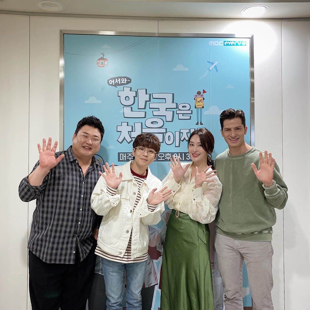 DINDINさんのインスタグラム写真 - (DINDINInstagram)「4년이라는 시간동안 우리여서 행복했어요!  가서 몸 아프지 말고 빨리 돌아와요 우리 어서와 신여사님! 💪🏼#어서와한국은처음이지 #김준현 #알베르토 #신아영 #딘딘」10月22日 21時27分 - dindinem