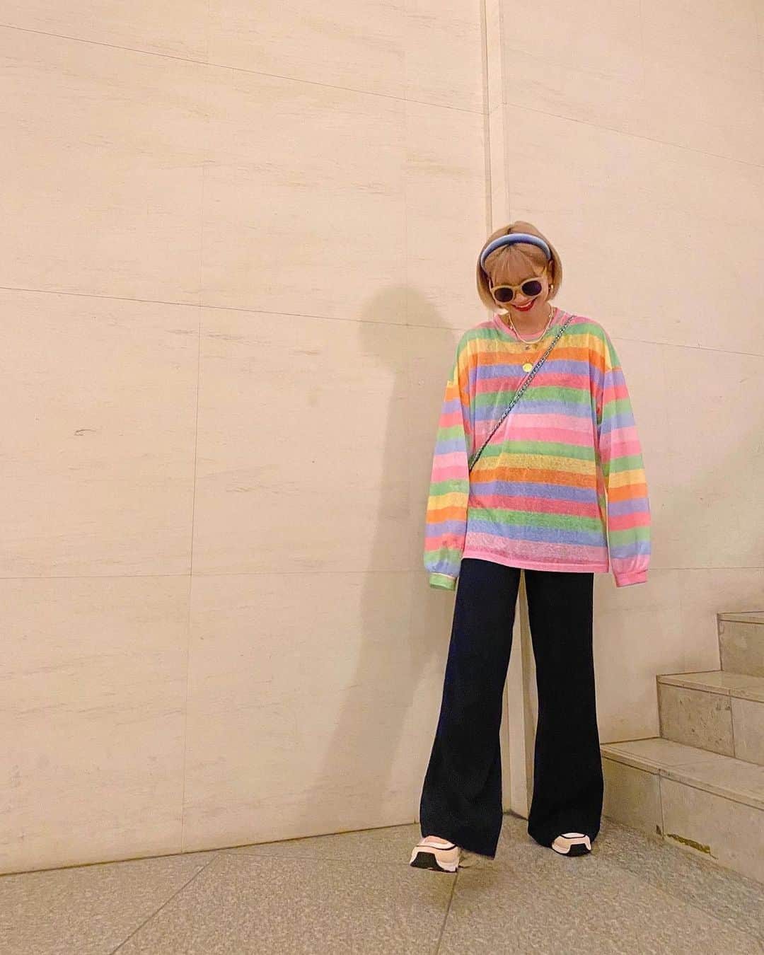 橋本江莉果さんのインスタグラム写真 - (橋本江莉果Instagram)「完全に一目惚れした、私のために作ってくれたんかなってくらい←、お気に入りのレインボートップス❤️💗🧡💛💚💙💜﻿ ﻿ 言わずもがな、ギュッと好きが詰まっていて、オーバーサイズが楽ちんで、よく着てます🥳🌈﻿ ﻿ 最近ついにナイトブラデビューをして←、昼間でも付けてるんですが、ノンワイヤーだけど、しっかりホールドされてるから、インナー無しでも温かいくらいだし、シンプルなデザインだから、透けて見えても変じゃないしで、色んな意味で大活躍中で買ってよかったシリーズ👙✨﻿ ﻿ あとは毎日のように履いてる着圧レギンスを洋服の下に仕込んでおけば、さらにあったかいし、浮腫み知らずだから、本当スキ🤤💕﻿ (ちなみに、昨日アップしたスキニーのコーデの時も履いてましたw←わりとギュンギュンだけど履けちゃう厚みなのがまた🙆🏼‍♀️)﻿ ﻿ そして、もう何年も前に買った @zara のパンツ、ウエストゴムで素材含めて履き心地が良いのはもちろん、脚も長く見せてくれるから、ずーっと大好きで履いてます🤩﻿ ﻿ #ZARA って安いのに、結構物持ちが良くてさすが👏🏼🥺🌟﻿ ﻿ 写真をよく撮らされてる←、いや、快く撮ってくれてる旦那さんの腕も間違いなく上がっててさすが👦🏻📸💕﻿ ﻿ #coordinate #outfit #ootd #fashion #style #styling #rainbow #colorful﻿ ﻿ クレジットは #WEAR 👉🏻【erica0114】﻿ またはタップにて👆🏻📝」10月22日 21時29分 - erica_hashimoto