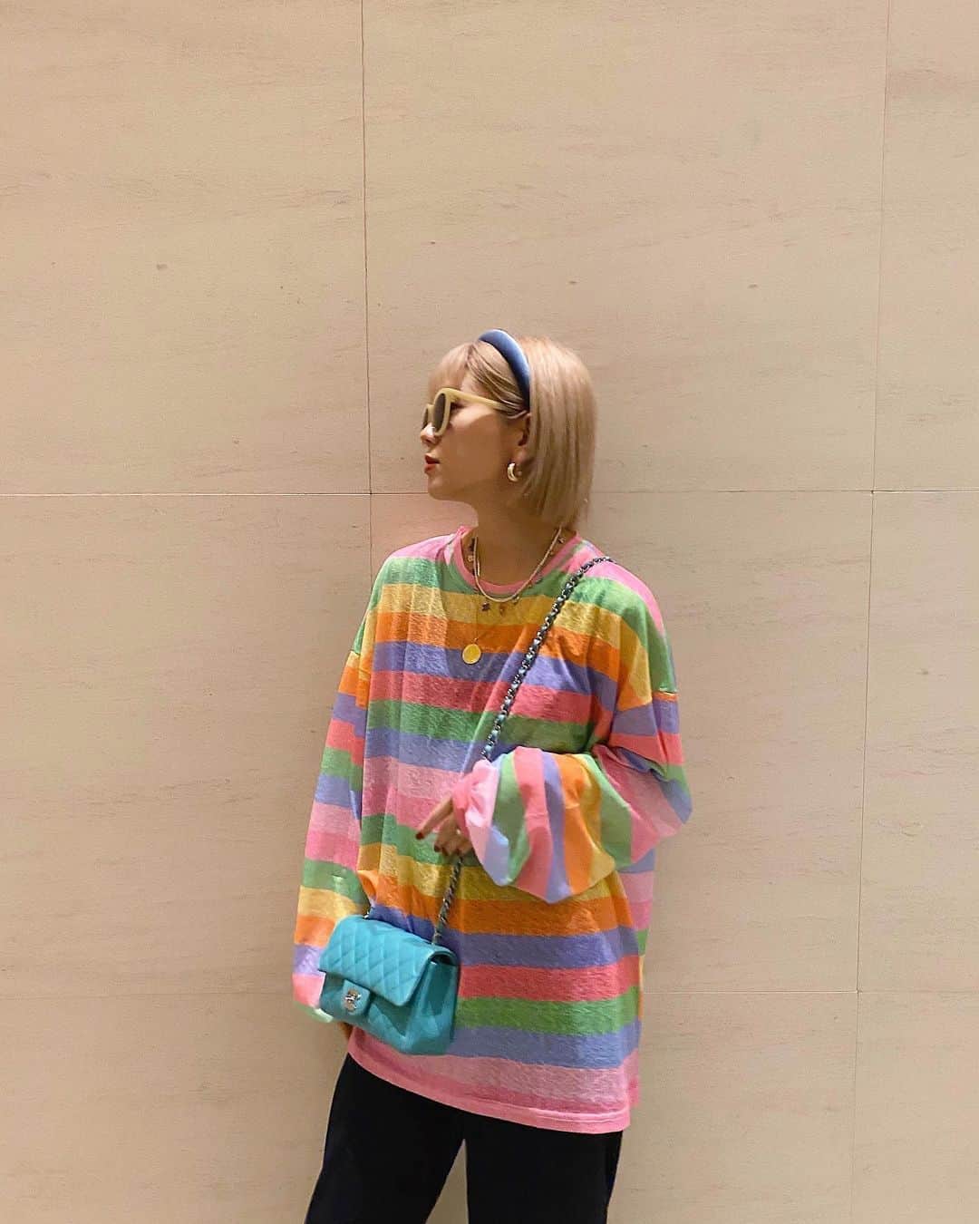 橋本江莉果さんのインスタグラム写真 - (橋本江莉果Instagram)「完全に一目惚れした、私のために作ってくれたんかなってくらい←、お気に入りのレインボートップス❤️💗🧡💛💚💙💜﻿ ﻿ 言わずもがな、ギュッと好きが詰まっていて、オーバーサイズが楽ちんで、よく着てます🥳🌈﻿ ﻿ 最近ついにナイトブラデビューをして←、昼間でも付けてるんですが、ノンワイヤーだけど、しっかりホールドされてるから、インナー無しでも温かいくらいだし、シンプルなデザインだから、透けて見えても変じゃないしで、色んな意味で大活躍中で買ってよかったシリーズ👙✨﻿ ﻿ あとは毎日のように履いてる着圧レギンスを洋服の下に仕込んでおけば、さらにあったかいし、浮腫み知らずだから、本当スキ🤤💕﻿ (ちなみに、昨日アップしたスキニーのコーデの時も履いてましたw←わりとギュンギュンだけど履けちゃう厚みなのがまた🙆🏼‍♀️)﻿ ﻿ そして、もう何年も前に買った @zara のパンツ、ウエストゴムで素材含めて履き心地が良いのはもちろん、脚も長く見せてくれるから、ずーっと大好きで履いてます🤩﻿ ﻿ #ZARA って安いのに、結構物持ちが良くてさすが👏🏼🥺🌟﻿ ﻿ 写真をよく撮らされてる←、いや、快く撮ってくれてる旦那さんの腕も間違いなく上がっててさすが👦🏻📸💕﻿ ﻿ #coordinate #outfit #ootd #fashion #style #styling #rainbow #colorful﻿ ﻿ クレジットは #WEAR 👉🏻【erica0114】﻿ またはタップにて👆🏻📝」10月22日 21時29分 - erica_hashimoto