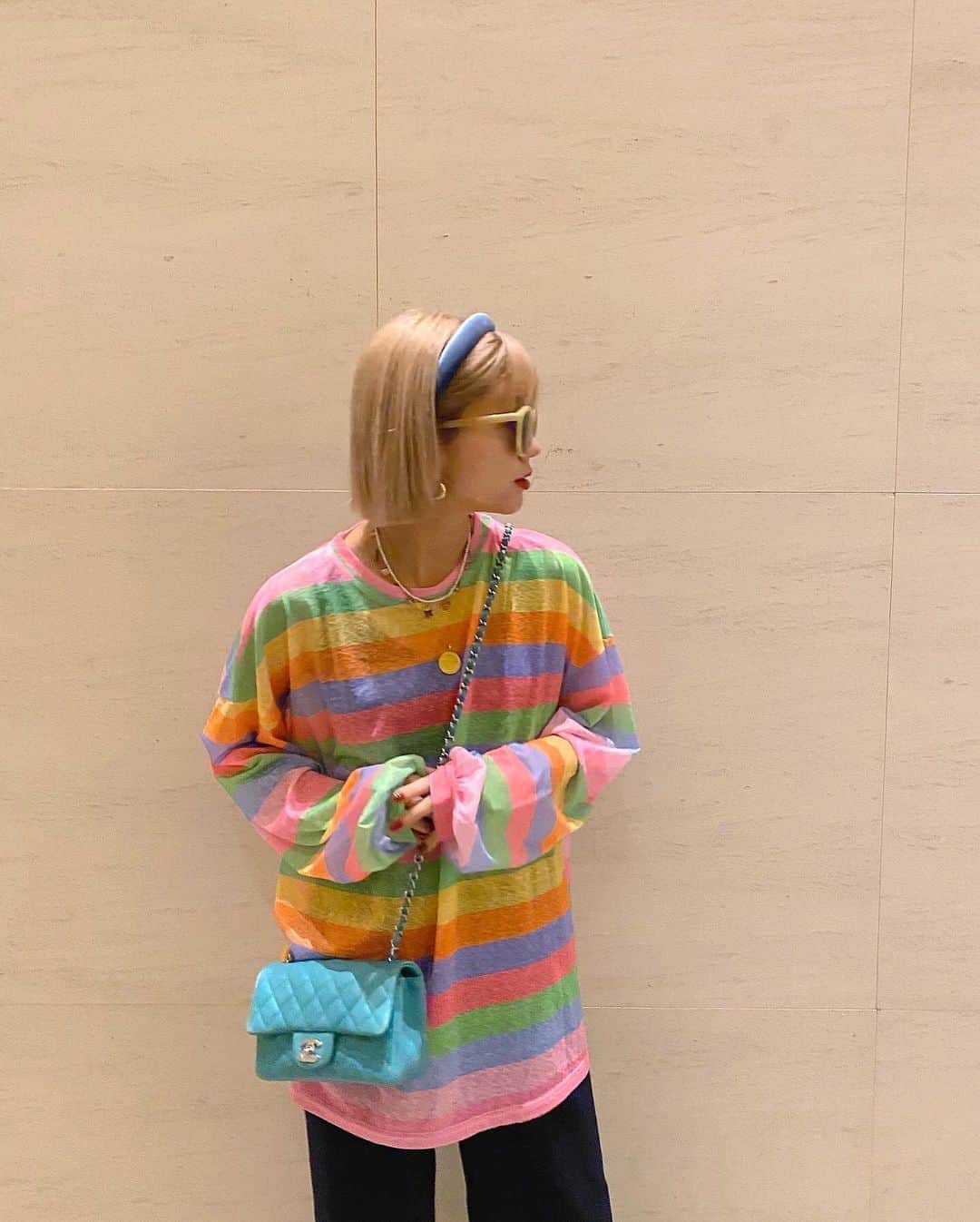 橋本江莉果さんのインスタグラム写真 - (橋本江莉果Instagram)「完全に一目惚れした、私のために作ってくれたんかなってくらい←、お気に入りのレインボートップス❤️💗🧡💛💚💙💜﻿ ﻿ 言わずもがな、ギュッと好きが詰まっていて、オーバーサイズが楽ちんで、よく着てます🥳🌈﻿ ﻿ 最近ついにナイトブラデビューをして←、昼間でも付けてるんですが、ノンワイヤーだけど、しっかりホールドされてるから、インナー無しでも温かいくらいだし、シンプルなデザインだから、透けて見えても変じゃないしで、色んな意味で大活躍中で買ってよかったシリーズ👙✨﻿ ﻿ あとは毎日のように履いてる着圧レギンスを洋服の下に仕込んでおけば、さらにあったかいし、浮腫み知らずだから、本当スキ🤤💕﻿ (ちなみに、昨日アップしたスキニーのコーデの時も履いてましたw←わりとギュンギュンだけど履けちゃう厚みなのがまた🙆🏼‍♀️)﻿ ﻿ そして、もう何年も前に買った @zara のパンツ、ウエストゴムで素材含めて履き心地が良いのはもちろん、脚も長く見せてくれるから、ずーっと大好きで履いてます🤩﻿ ﻿ #ZARA って安いのに、結構物持ちが良くてさすが👏🏼🥺🌟﻿ ﻿ 写真をよく撮らされてる←、いや、快く撮ってくれてる旦那さんの腕も間違いなく上がっててさすが👦🏻📸💕﻿ ﻿ #coordinate #outfit #ootd #fashion #style #styling #rainbow #colorful﻿ ﻿ クレジットは #WEAR 👉🏻【erica0114】﻿ またはタップにて👆🏻📝」10月22日 21時29分 - erica_hashimoto