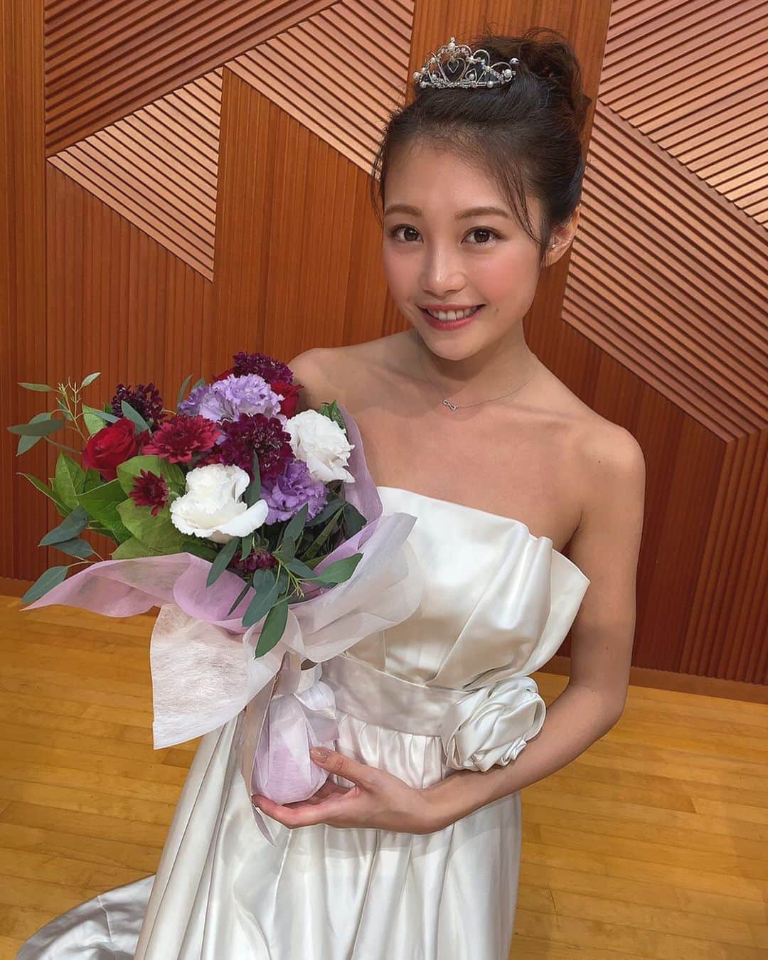のインスタグラム：「. @atelier_warahana  様より、ファイナリスト一人一人のイメージに合わせたブーケをいただきました💐  パープルとレッドのお花をメインにしたシックで大人っぽいブーケ♡  素敵なブーケをありがとうございます。  「あと何回素敵なあなたを残せますか？」  #アトリエ笑華 #花人間  . #MissContest #Missgwc2020 #gwc #ミス和コンテスト #ミスコンテスト #ミス和 #学習院女子大学 #Miss和contest2020 #gakushuinwomenscollege #和祭 #ミス和コンテスト2020 #ミスコン  #春からgwc #学女ミスコン  #ミスコンファイナリスト #学習院女子大」