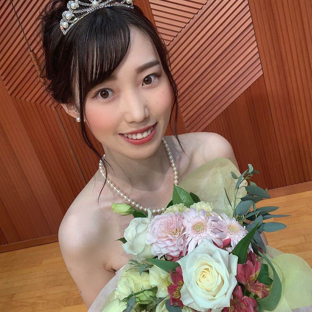 のインスタグラム：「. @atelier_warahana  様より、ファイナリスト一人一人のイメージに合わせたブーケをいただきました💐  イエローとピンクのお花で気品あふれるブーケ♡  素敵なブーケをありがとうございます。  「あと何回素敵なあなたを残せますか？」  #アトリエ笑華 #花人間  . #MissContest #Missgwc2020 #gwc #ミス和コンテスト #ミスコンテスト #ミス和 #学習院女子大学 #Miss和contest2020 #gakushuinwomenscollege #和祭 #ミス和コンテスト2020 #ミスコン  #春からgwc #学女ミスコン  #ミスコンファイナリスト #学習院女子大」