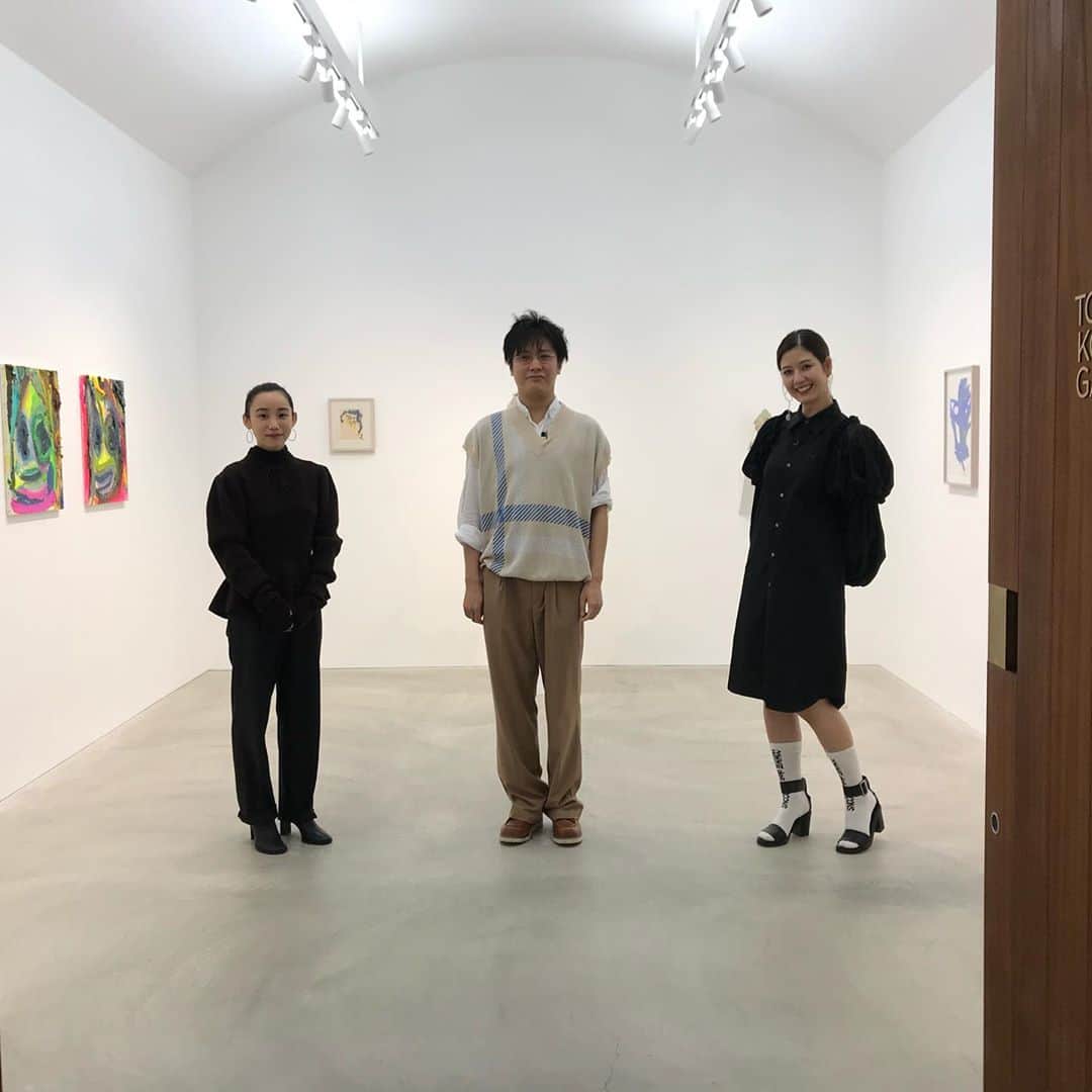 のインスタグラム：「#テレ朝動画 Muse du ももクロ番外編の撮影で #小山富美夫ギャラリー  さんにて#桝田沙也香アナ と画家の#ベックヒョワン さんと3人でロケでした。上手く絵の楽しみ方を説明出来ていたらいいのですが。楽しかったです。お疲れさまでした〜🍩🧁  #sugitayohei #杉田陽平 #小山富美夫ギャラリー#テレ朝 #美術手帖#ブレイク前夜#バチェロレッテ  #bachelorette #bachelor artistlife#artjournal#fashonart  #artcollector#painter#instaart #contemporaryart #japaneseart #interiordesign #artlover#amazonprimevideo  #アート好きな人と繋がりたい  #ももクロ ##桝田沙也香アナ#テレ朝」