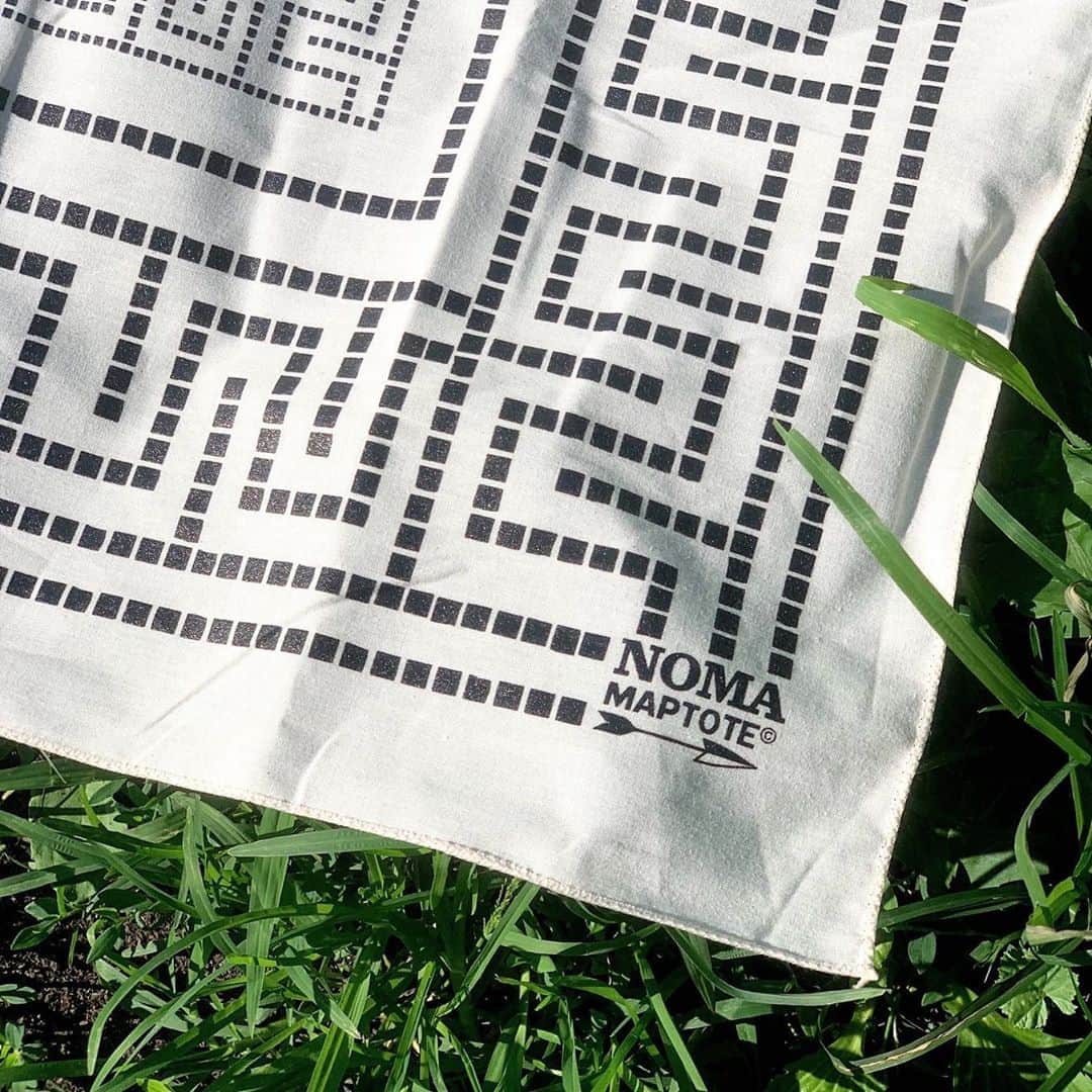 マップトートのインスタグラム：「Inspired by the architecture and tile flooring at @neworleansmuseumofart ! We loved being able to pull inspiration from such a beautiful building for this custom project!⁠⠀ ⁠.⁠⠀ .⁠⠀ #CustomMaptote #CustomBandana⁠⠀」