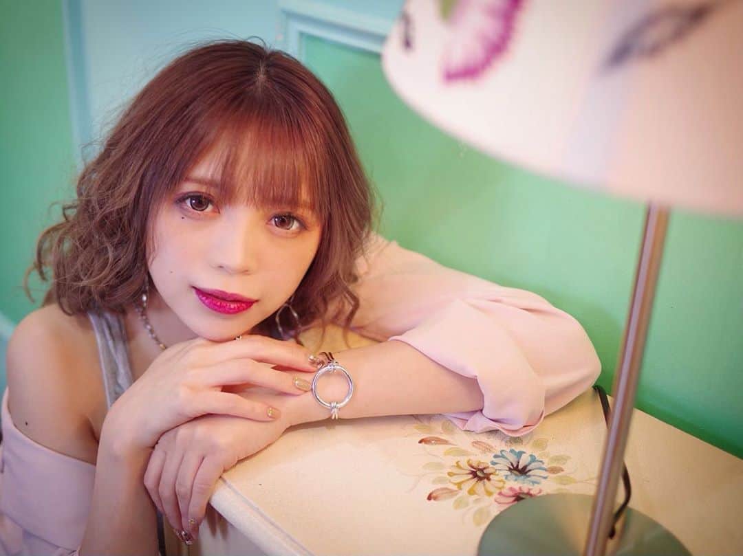 のインスタグラム：「チェストに寄りかかる新しいポーズ覚えました🌃🛋✨  #プルクラ撮影会  #チェスト  #photostudio #ピンク  #ジャケット #denim  #code #グレー #portrait  #jacket #秋  #fashion  #kingrabbits #橘咲良だぞ🌸」