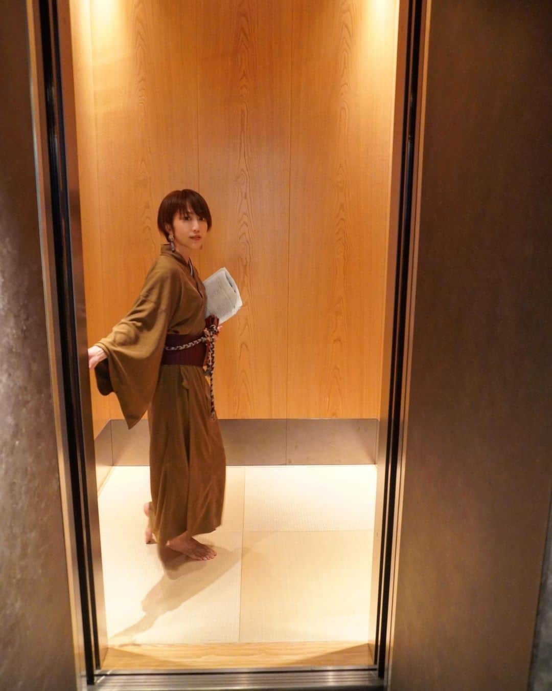 渡辺由布子さんのインスタグラム写真 - (渡辺由布子Instagram)「🏮  Go To Travel✈︎ Go To Tokyo🗼  いよいよ10月から東京も#GoToキャンペーン の対象に！  大手町のオフィス街に誕生した、今世界が注目する温泉旅館「#星のや東京」に滞在してきました。  都心のホテルに泊まる機会など滅多にないので、こんな時こそワンランク上のホテルライフで、TOKYOの新たな魅力に触れる旅もアリ！  今回は(も)かなり気合を入れて9,000字にわたって取材記事を書き上げたので、是非ご一読を&宿泊していただきたい！  ▶︎ @yolo.style_japan  都心の日本旅館で養生する2泊3日の滞在型スパプログラム【星のや東京】  💻 https://yolo.style/yolo/article/613797/  📍 @hoshinoya.official #HoshinoyaTokyo #TOKYO #🇯🇵   #日本再発見 #東京再発見 #マイクロツーリズム #星野リゾート  #星のや #温泉旅館  #温泉旅行  #畳エレベーター  #ワーケーション  #旅好きな人と繋がりたい  #WorldsBestHotels #Hoshinoya  #staycation #workation  #hotelstay  #hotels #hoteltour  #TokyoTrip #DiscoverTokyo  #TravelWriter  #♨️」10月22日 21時43分 - watanabe_yuko
