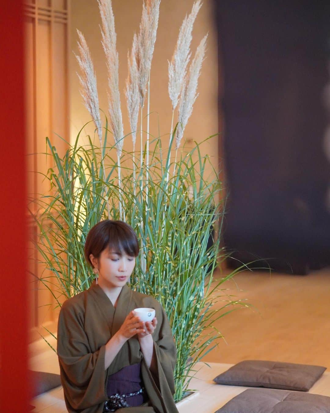 渡辺由布子さんのインスタグラム写真 - (渡辺由布子Instagram)「🏮  Go To Travel✈︎ Go To Tokyo🗼  いよいよ10月から東京も#GoToキャンペーン の対象に！  大手町のオフィス街に誕生した、今世界が注目する温泉旅館「#星のや東京」に滞在してきました。  都心のホテルに泊まる機会など滅多にないので、こんな時こそワンランク上のホテルライフで、TOKYOの新たな魅力に触れる旅もアリ！  今回は(も)かなり気合を入れて9,000字にわたって取材記事を書き上げたので、是非ご一読を&宿泊していただきたい！  ▶︎ @yolo.style_japan  都心の日本旅館で養生する2泊3日の滞在型スパプログラム【星のや東京】  💻 https://yolo.style/yolo/article/613797/  📍 @hoshinoya.official #HoshinoyaTokyo #TOKYO #🇯🇵   #日本再発見 #東京再発見 #マイクロツーリズム #星野リゾート  #星のや #温泉旅館  #温泉旅行  #畳エレベーター  #ワーケーション  #旅好きな人と繋がりたい  #WorldsBestHotels #Hoshinoya  #staycation #workation  #hotelstay  #hotels #hoteltour  #TokyoTrip #DiscoverTokyo  #TravelWriter  #♨️」10月22日 21時43分 - watanabe_yuko