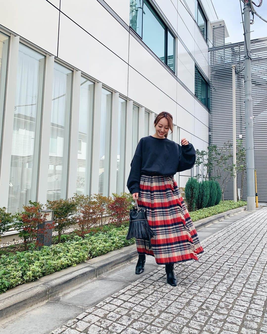 小祝麻里亜のインスタグラム：「秋冬はチェックやツイード素材ばかり気になる🕺やりたかった事ができて良き日だった❣️明日もお仕事がんばりましょ〜〜🍁🌾  ＿ tops. @the_newhouse  skirt. @seventenbymihokawahito  bag. @jandmdavidson  boots. @todayful_   ． ． ．＿＿＿＿＿＿＿＿ #outfit #coordinate #look #instafashion #셀스타그램 #얼스타그램 #코디 #스타일링 #데일리 #데일리룩 #오오티디 #가을코디」