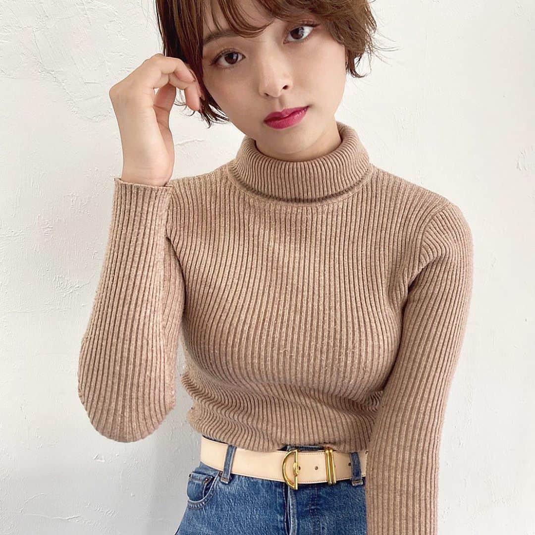 かおりのインスタグラム：「・ ・  タートルの季節だね〜 毛先を遊ばせてる感じが可愛い🥺❤︎  #タートル　#秋」