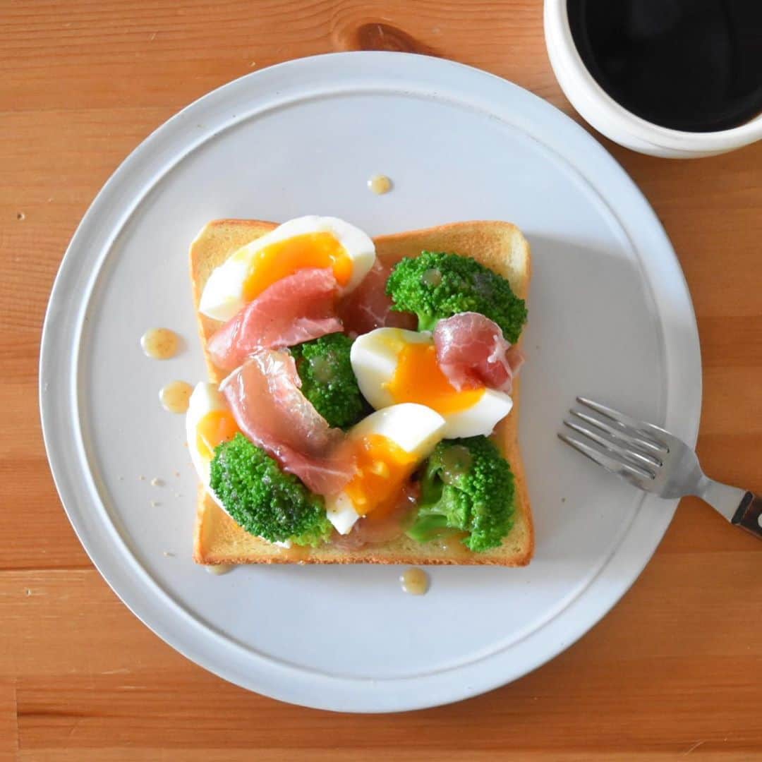 山崎佳のインスタグラム：「Today’s breakfast. ブロッコリー、生ハム、ゆで卵。ゆで卵は、冷蔵庫から出した冷たい状態で沸騰したお湯に入れて7分でこのくらい。」