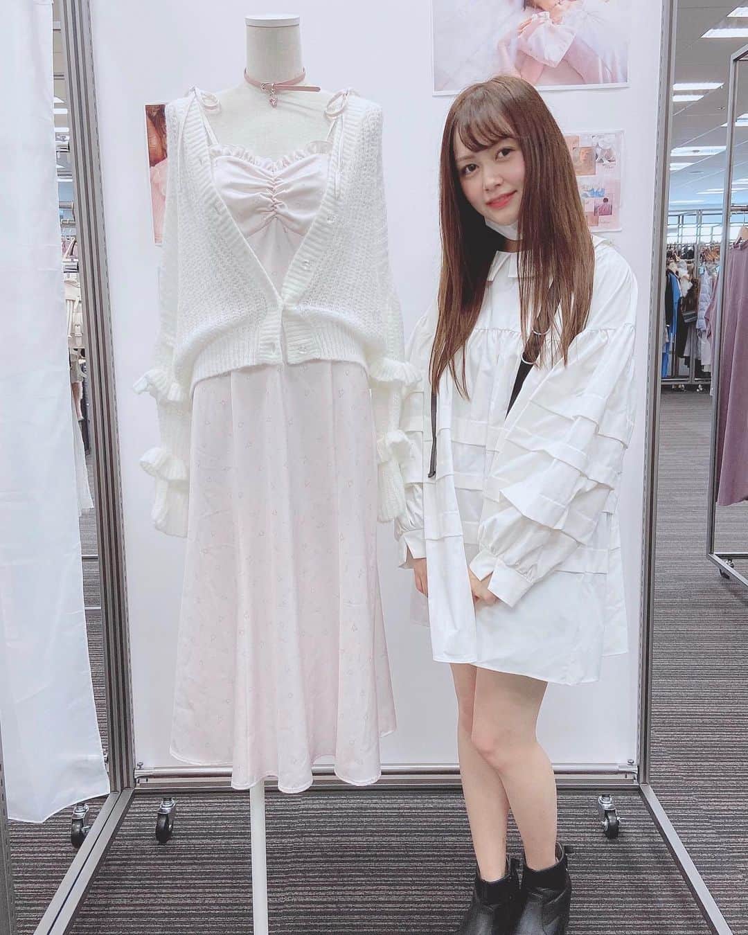 大川莉央のインスタグラム：「@honeysalon.official さんの展示会にお邪魔しました✨﻿ 本当にかわいくて大好きなブランド💘﻿ 春物の展示会で注文したワンピースも、やっと外に着ていけました🤍かわい🤍  #ハニーサロン #honeysalon #展示会」