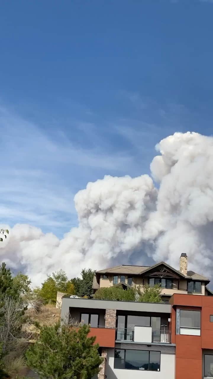 のインスタグラム：「Nat Geo photographer @keithladzinski captured the CalWood fire that sprang up last week in the foothills of Boulder, Colorado. In a single day, the fire had consumed over 5,000 acres and had broken the record for the largest fire in the county’s history. As of today, the fire is 20% contained and has burned over 10,000 acres (4,000 ha), forcing nearly 3,000 evacuations. The total damage is still undetermined.」