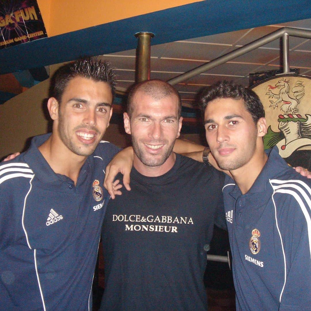 ジョルディ・コディーナのインスタグラム：「Cuando los entrenadores, éramos jugadores... y éramos los q corríamos en las pretemporadas ... 😂😂😂 @zidane @17arbeloa  #tbt #futbol #goodvibes」