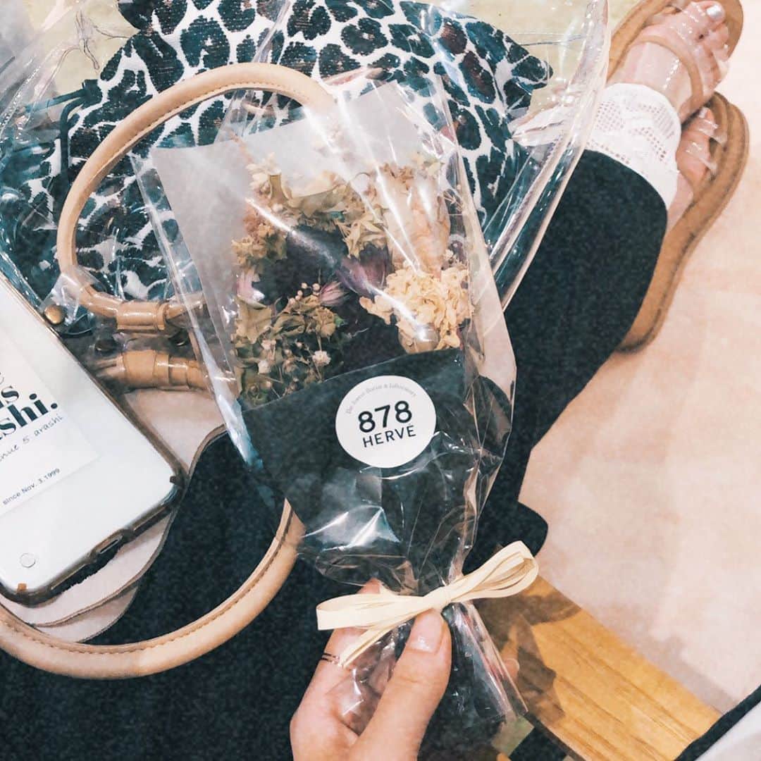 のインスタグラム：「. 実行委員で、私のマネージャー（と呼ぶのは恐れ多すぎる）をしてくれている、大好きな馨ちゃん❣️ . 元々高校の時から一方的にファンで、大学に入ってから遊ぶ仲になったのが本当に夢みたいだし本当に嬉しい、、、 本番まであと2日！最後まで宜しくね、ありがとう😭😭 . 1枚目は誕生日おめでとう❕と遊んだ時にさりげなく渡してくれたお花💐ちゃんと家で飾ってるよ^_^❤︎」