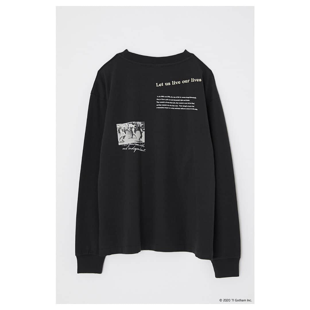 SHEL'TTER WEB STOREさんのインスタグラム写真 - (SHEL'TTER WEB STOREInstagram)「MOUSSY × LIFE 2020.10.23.fri Release ㅤㅤㅤㅤㅤㅤㅤㅤㅤㅤㅤㅤㅤ どの時代も問わず、自らの声を武器に自由と平等を訴え、常識を変えていく人たちは美しい。 LIFEとのコラボレーションで、メッセージを込めたグラフィックアイテムをリリースします。 現代を生きる私たちから全ての人々にリスペクトを込めて。 live my way. ㅤㅤㅤㅤㅤㅤㅤㅤㅤㅤㅤㅤㅤ ・OLD LIFE MAGAZINE HISTORY LONG SLEEVE TEE(010DA701-5200) アメリカ合衆国で発行されていたLIFE誌とのコラボレーションアイテム。 フロントには1970年に撮影された憲法改正の記念日を祝福し、 行進する人々の写真に"Let us live our lives(私たちの人生を生きさせて)"という言葉を。 バックにもグラフィックのテーマを象徴する言葉と写真を添えたデザイン。 ㅤㅤㅤㅤㅤㅤㅤㅤㅤㅤㅤㅤㅤ 全国のMOUSSY店舗・SHEL'TTER WEB STOREにて10月23日(金)より発売開始。 発売に先駆けWEBストアにて入荷リクエストを受付中。 ━━━━━━━━━━━━━━━━━━━ LIFE MAGAZINE “To see life, to see the world, and to eyewitness great events” by Henry R. Luce 「世界中のあらゆる出来事の目撃者になるために」というコンセプトのもと、 1936年Henry R.Luceによりアメリカ初のフォトマガジン「LIFE」が創刊された。 「LIFE」は創刊以来70年間カメラのレンズを通して世界を見続け、 言葉ではなく写真というかたちで様々な出来事を人々に伝えてきた。 これらの写真は単なるフォトマガジンの枠を超え、歴史的・芸術的な価値も認められている。 「LIFE」はフォトジャーナリズムにおいて一目置かれる存在であり、1999年には「アメリカを変えた100のブランド」の一つにあげられた。 #MOUSSY #LIFE #LIFEMAGAZINE」10月22日 21時43分 - sheltterwebstore