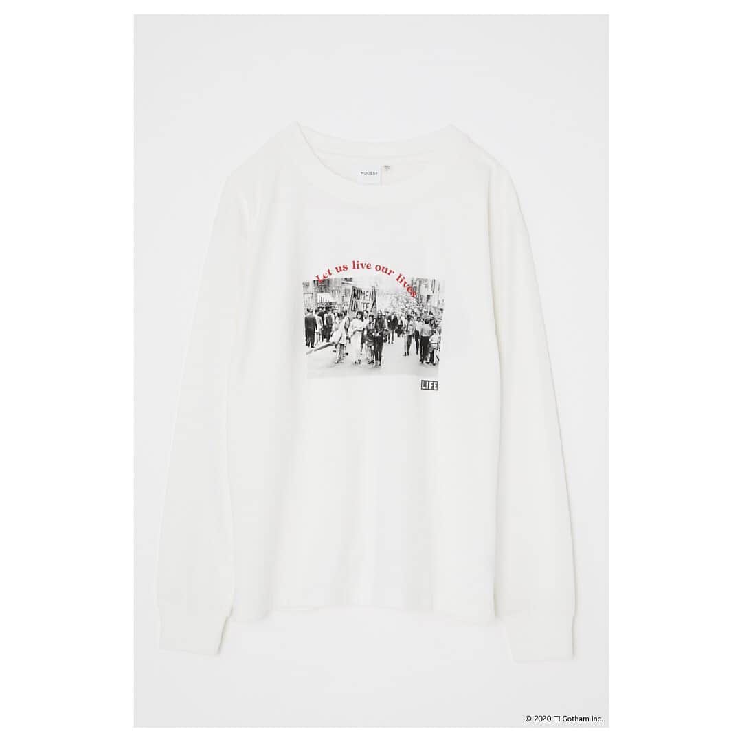 SHEL'TTER WEB STOREさんのインスタグラム写真 - (SHEL'TTER WEB STOREInstagram)「MOUSSY × LIFE 2020.10.23.fri Release ㅤㅤㅤㅤㅤㅤㅤㅤㅤㅤㅤㅤㅤ どの時代も問わず、自らの声を武器に自由と平等を訴え、常識を変えていく人たちは美しい。 LIFEとのコラボレーションで、メッセージを込めたグラフィックアイテムをリリースします。 現代を生きる私たちから全ての人々にリスペクトを込めて。 live my way. ㅤㅤㅤㅤㅤㅤㅤㅤㅤㅤㅤㅤㅤ ・OLD LIFE MAGAZINE HISTORY LONG SLEEVE TEE(010DA701-5200) アメリカ合衆国で発行されていたLIFE誌とのコラボレーションアイテム。 フロントには1970年に撮影された憲法改正の記念日を祝福し、 行進する人々の写真に"Let us live our lives(私たちの人生を生きさせて)"という言葉を。 バックにもグラフィックのテーマを象徴する言葉と写真を添えたデザイン。 ㅤㅤㅤㅤㅤㅤㅤㅤㅤㅤㅤㅤㅤ 全国のMOUSSY店舗・SHEL'TTER WEB STOREにて10月23日(金)より発売開始。 発売に先駆けWEBストアにて入荷リクエストを受付中。 ━━━━━━━━━━━━━━━━━━━ LIFE MAGAZINE “To see life, to see the world, and to eyewitness great events” by Henry R. Luce 「世界中のあらゆる出来事の目撃者になるために」というコンセプトのもと、 1936年Henry R.Luceによりアメリカ初のフォトマガジン「LIFE」が創刊された。 「LIFE」は創刊以来70年間カメラのレンズを通して世界を見続け、 言葉ではなく写真というかたちで様々な出来事を人々に伝えてきた。 これらの写真は単なるフォトマガジンの枠を超え、歴史的・芸術的な価値も認められている。 「LIFE」はフォトジャーナリズムにおいて一目置かれる存在であり、1999年には「アメリカを変えた100のブランド」の一つにあげられた。 #MOUSSY #LIFE #LIFEMAGAZINE」10月22日 21時43分 - sheltterwebstore