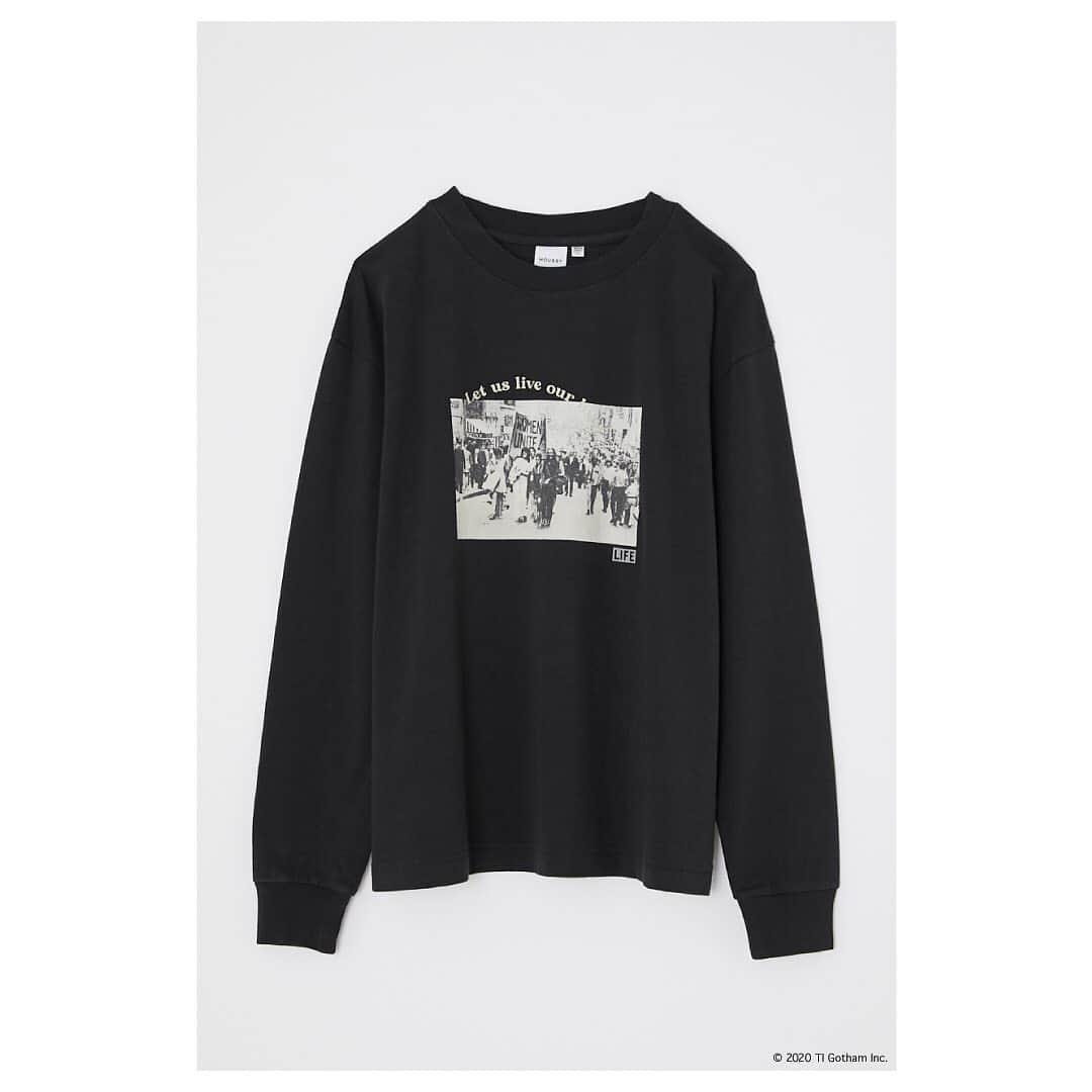 SHEL'TTER WEB STOREさんのインスタグラム写真 - (SHEL'TTER WEB STOREInstagram)「MOUSSY × LIFE 2020.10.23.fri Release ㅤㅤㅤㅤㅤㅤㅤㅤㅤㅤㅤㅤㅤ どの時代も問わず、自らの声を武器に自由と平等を訴え、常識を変えていく人たちは美しい。 LIFEとのコラボレーションで、メッセージを込めたグラフィックアイテムをリリースします。 現代を生きる私たちから全ての人々にリスペクトを込めて。 live my way. ㅤㅤㅤㅤㅤㅤㅤㅤㅤㅤㅤㅤㅤ ・OLD LIFE MAGAZINE HISTORY LONG SLEEVE TEE(010DA701-5200) アメリカ合衆国で発行されていたLIFE誌とのコラボレーションアイテム。 フロントには1970年に撮影された憲法改正の記念日を祝福し、 行進する人々の写真に"Let us live our lives(私たちの人生を生きさせて)"という言葉を。 バックにもグラフィックのテーマを象徴する言葉と写真を添えたデザイン。 ㅤㅤㅤㅤㅤㅤㅤㅤㅤㅤㅤㅤㅤ 全国のMOUSSY店舗・SHEL'TTER WEB STOREにて10月23日(金)より発売開始。 発売に先駆けWEBストアにて入荷リクエストを受付中。 ━━━━━━━━━━━━━━━━━━━ LIFE MAGAZINE “To see life, to see the world, and to eyewitness great events” by Henry R. Luce 「世界中のあらゆる出来事の目撃者になるために」というコンセプトのもと、 1936年Henry R.Luceによりアメリカ初のフォトマガジン「LIFE」が創刊された。 「LIFE」は創刊以来70年間カメラのレンズを通して世界を見続け、 言葉ではなく写真というかたちで様々な出来事を人々に伝えてきた。 これらの写真は単なるフォトマガジンの枠を超え、歴史的・芸術的な価値も認められている。 「LIFE」はフォトジャーナリズムにおいて一目置かれる存在であり、1999年には「アメリカを変えた100のブランド」の一つにあげられた。 #MOUSSY #LIFE #LIFEMAGAZINE」10月22日 21時43分 - sheltterwebstore