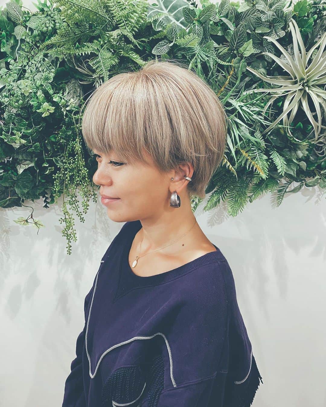 藤田敦子のインスタグラム：「ㅤ カットカラーは @nanae1109 さん💕 久々に短くしてみた✨ わたしのインスタを見てきてくれてる人が いるらしいと聞いて嬉しかった😘 ㅤ そしてトリートメントは、 すっかりハマってる水素トリートメントを @regen_lab_ の松本さんにお願いしました🙏 こちらも、インスタ見て友達が行ってくれていたり😉✨ ㅤ プロの皆さんの手によって いつも小綺麗にしてもらってありがたいね❤️」