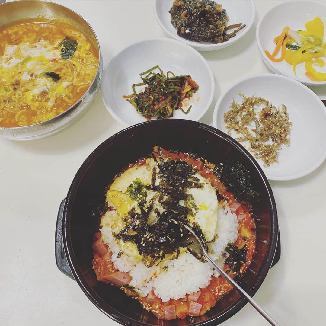 イナチ のインスタグラム：「. 혼자 먹어도 잘먹을끄다!」