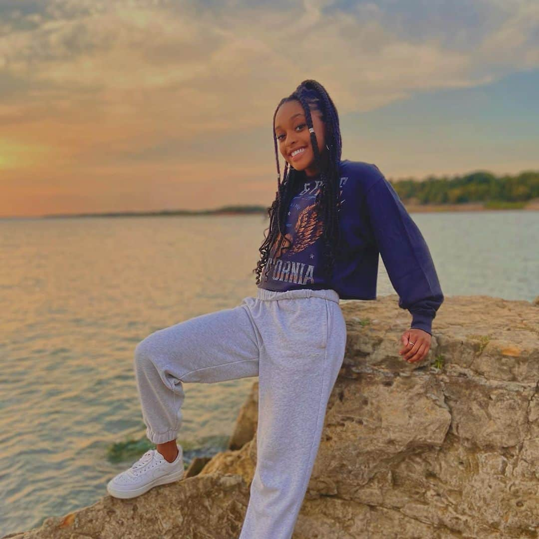 Hollister Co.さんのインスタグラム写真 - (Hollister Co.Instagram)「Living for summer sunsets, dressing for fall in sweat sets.  📷: @_amaniwilliams_ #HollisterCollective」10月22日 21時47分 - hollister