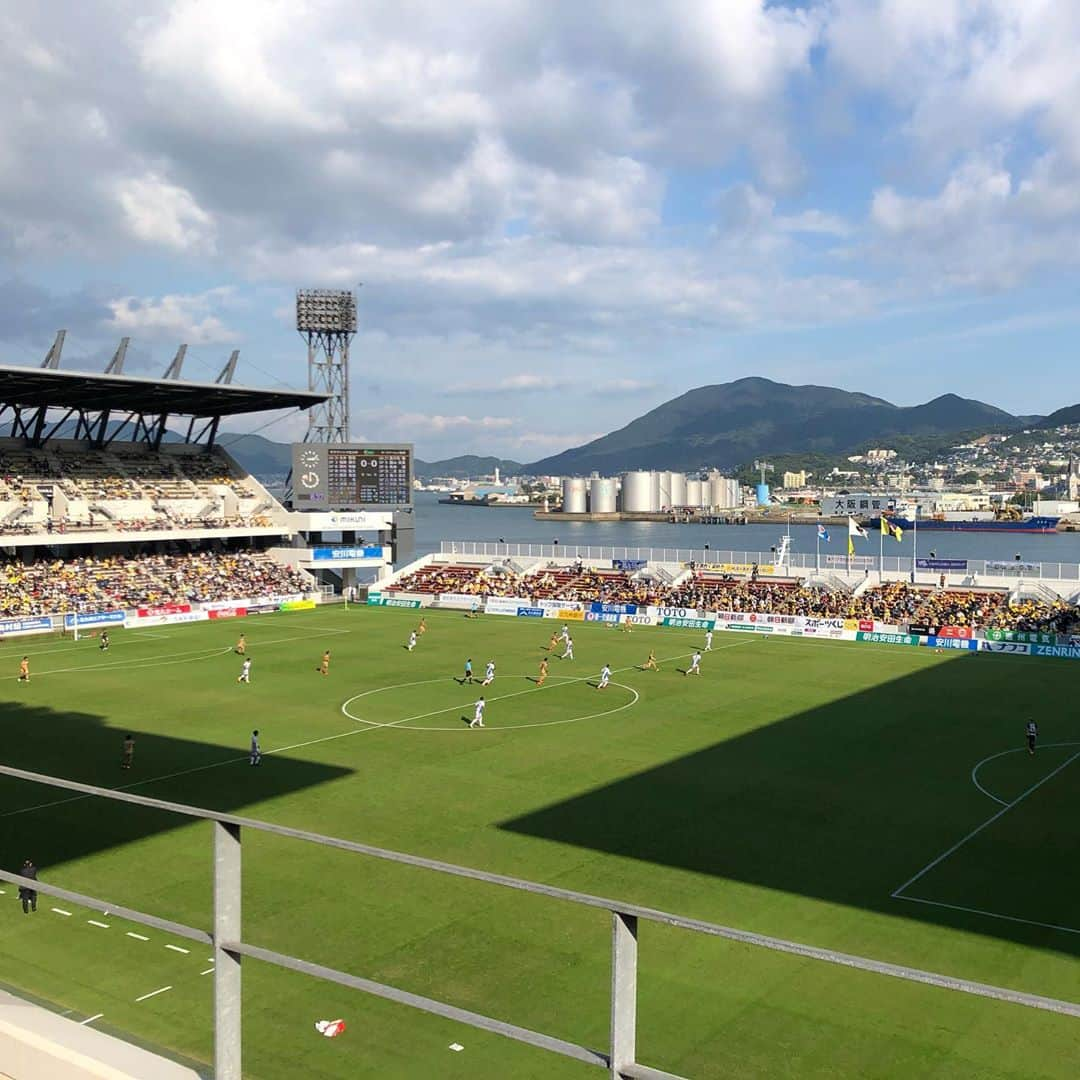 今井安紀さんのインスタグラム写真 - (今井安紀Instagram)「I went Mikuni World Stadium for the first time in a year. The stadium was still so beautiful. (No.1-2) Giran-san @giran_giravanz found me!! Thanks soooooo much!! (No.3) He worked hard that day. (No.4) A woman who loves birds and cosplay like a bird. (No.5-6) A sunset reflected on a exterior wall was beautiful. (No.7) I really enjoyed to have craft beer with smoked mackerel. (No.8-9) I tried to drink Lemon-do sour sold in Kyushu ver. because I heard it tastes better than one sold in Kanto. But I haven’t tried in Kanto, haha!! (No.10)  1年ぶりのミクスタは相変わらず良い。(No.1-2) ギラヴァンツのマスコット、ギランさん @giran_giravanz は絶対にTwitter見てるでしょって確信があったので席の場所を前日につぶやいておいたら、ちゃんと見つけてくれた！ありがとう大好き！(No.3) 珍しく働きまくる会鳥。(No.4) 鳥の会の女。(No.5-6) ビルに映る夕焼けが綺麗。(No.7) クラフトビールからのサバのスモーク。 @craftbeercharliebrown ここ美味しいんだ何でも。(No.8-9) 九州の檸檬堂は美味しいと聞いて。(No.10)  Camera : No1-2, 10 iPhone No.3-9 Olympus PEN E-PL9  #olympuspenepl9 #noedit #nofilter #photolover #latergram #trip #travel #kitakyushu #fukuoka #kokura #jleague #giravanz #craftbeercharliebrown  #オリンパスPEN #加工なし #撮って出し #写真好きな人と繋がりたい #時差スタグラム #旅 #旅行 #福岡 #小倉 #北九州 #ギラヴァンツ北九州 #ミクスタ #ギランさん #鳥の会 #jリーグ鳥の会 #クラフトビアチャーリーブラウン #檸檬堂」10月22日 21時48分 - i_am_akinyan0826