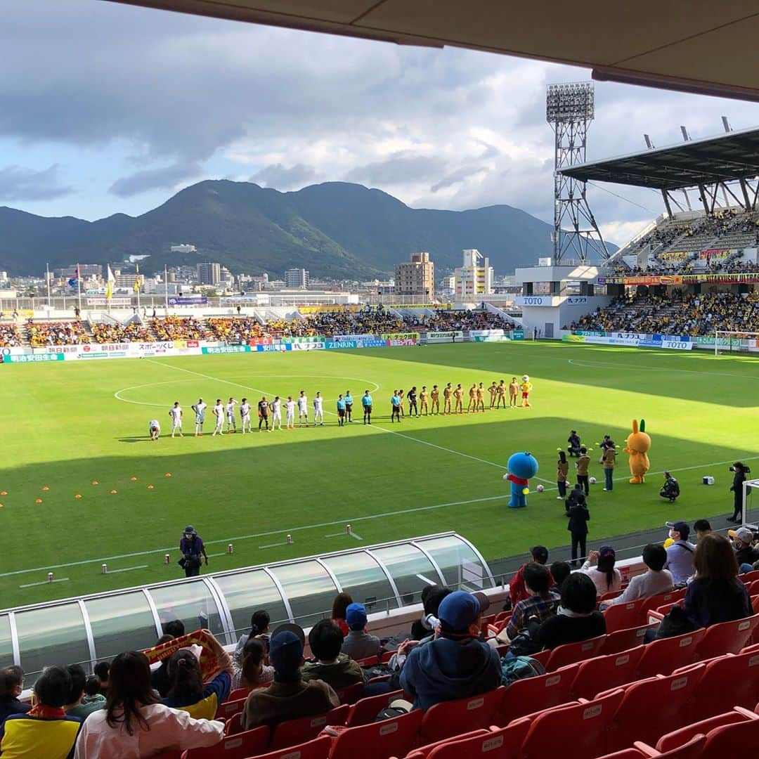 今井安紀さんのインスタグラム写真 - (今井安紀Instagram)「I went Mikuni World Stadium for the first time in a year. The stadium was still so beautiful. (No.1-2) Giran-san @giran_giravanz found me!! Thanks soooooo much!! (No.3) He worked hard that day. (No.4) A woman who loves birds and cosplay like a bird. (No.5-6) A sunset reflected on a exterior wall was beautiful. (No.7) I really enjoyed to have craft beer with smoked mackerel. (No.8-9) I tried to drink Lemon-do sour sold in Kyushu ver. because I heard it tastes better than one sold in Kanto. But I haven’t tried in Kanto, haha!! (No.10)  1年ぶりのミクスタは相変わらず良い。(No.1-2) ギラヴァンツのマスコット、ギランさん @giran_giravanz は絶対にTwitter見てるでしょって確信があったので席の場所を前日につぶやいておいたら、ちゃんと見つけてくれた！ありがとう大好き！(No.3) 珍しく働きまくる会鳥。(No.4) 鳥の会の女。(No.5-6) ビルに映る夕焼けが綺麗。(No.7) クラフトビールからのサバのスモーク。 @craftbeercharliebrown ここ美味しいんだ何でも。(No.8-9) 九州の檸檬堂は美味しいと聞いて。(No.10)  Camera : No1-2, 10 iPhone No.3-9 Olympus PEN E-PL9  #olympuspenepl9 #noedit #nofilter #photolover #latergram #trip #travel #kitakyushu #fukuoka #kokura #jleague #giravanz #craftbeercharliebrown  #オリンパスPEN #加工なし #撮って出し #写真好きな人と繋がりたい #時差スタグラム #旅 #旅行 #福岡 #小倉 #北九州 #ギラヴァンツ北九州 #ミクスタ #ギランさん #鳥の会 #jリーグ鳥の会 #クラフトビアチャーリーブラウン #檸檬堂」10月22日 21時48分 - i_am_akinyan0826