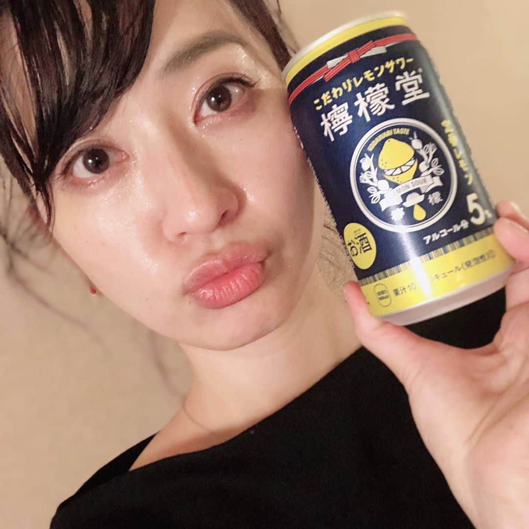 今井安紀さんのインスタグラム写真 - (今井安紀Instagram)「I went Mikuni World Stadium for the first time in a year. The stadium was still so beautiful. (No.1-2) Giran-san @giran_giravanz found me!! Thanks soooooo much!! (No.3) He worked hard that day. (No.4) A woman who loves birds and cosplay like a bird. (No.5-6) A sunset reflected on a exterior wall was beautiful. (No.7) I really enjoyed to have craft beer with smoked mackerel. (No.8-9) I tried to drink Lemon-do sour sold in Kyushu ver. because I heard it tastes better than one sold in Kanto. But I haven’t tried in Kanto, haha!! (No.10)  1年ぶりのミクスタは相変わらず良い。(No.1-2) ギラヴァンツのマスコット、ギランさん @giran_giravanz は絶対にTwitter見てるでしょって確信があったので席の場所を前日につぶやいておいたら、ちゃんと見つけてくれた！ありがとう大好き！(No.3) 珍しく働きまくる会鳥。(No.4) 鳥の会の女。(No.5-6) ビルに映る夕焼けが綺麗。(No.7) クラフトビールからのサバのスモーク。 @craftbeercharliebrown ここ美味しいんだ何でも。(No.8-9) 九州の檸檬堂は美味しいと聞いて。(No.10)  Camera : No1-2, 10 iPhone No.3-9 Olympus PEN E-PL9  #olympuspenepl9 #noedit #nofilter #photolover #latergram #trip #travel #kitakyushu #fukuoka #kokura #jleague #giravanz #craftbeercharliebrown  #オリンパスPEN #加工なし #撮って出し #写真好きな人と繋がりたい #時差スタグラム #旅 #旅行 #福岡 #小倉 #北九州 #ギラヴァンツ北九州 #ミクスタ #ギランさん #鳥の会 #jリーグ鳥の会 #クラフトビアチャーリーブラウン #檸檬堂」10月22日 21時48分 - i_am_akinyan0826